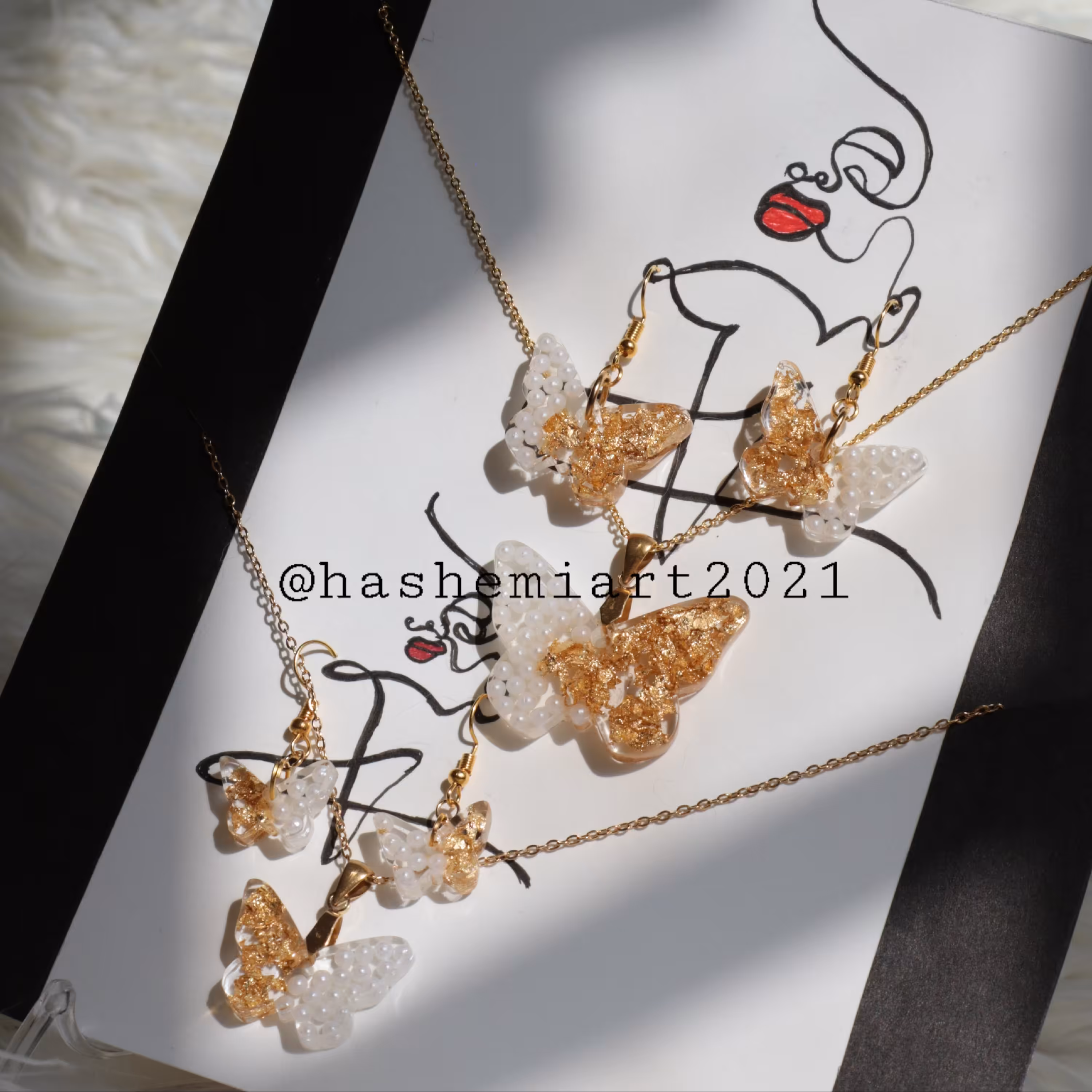 نیم ست مادر دختری طرح پروانه (یک) رزینی کار شده با ورق طلا و مروارید