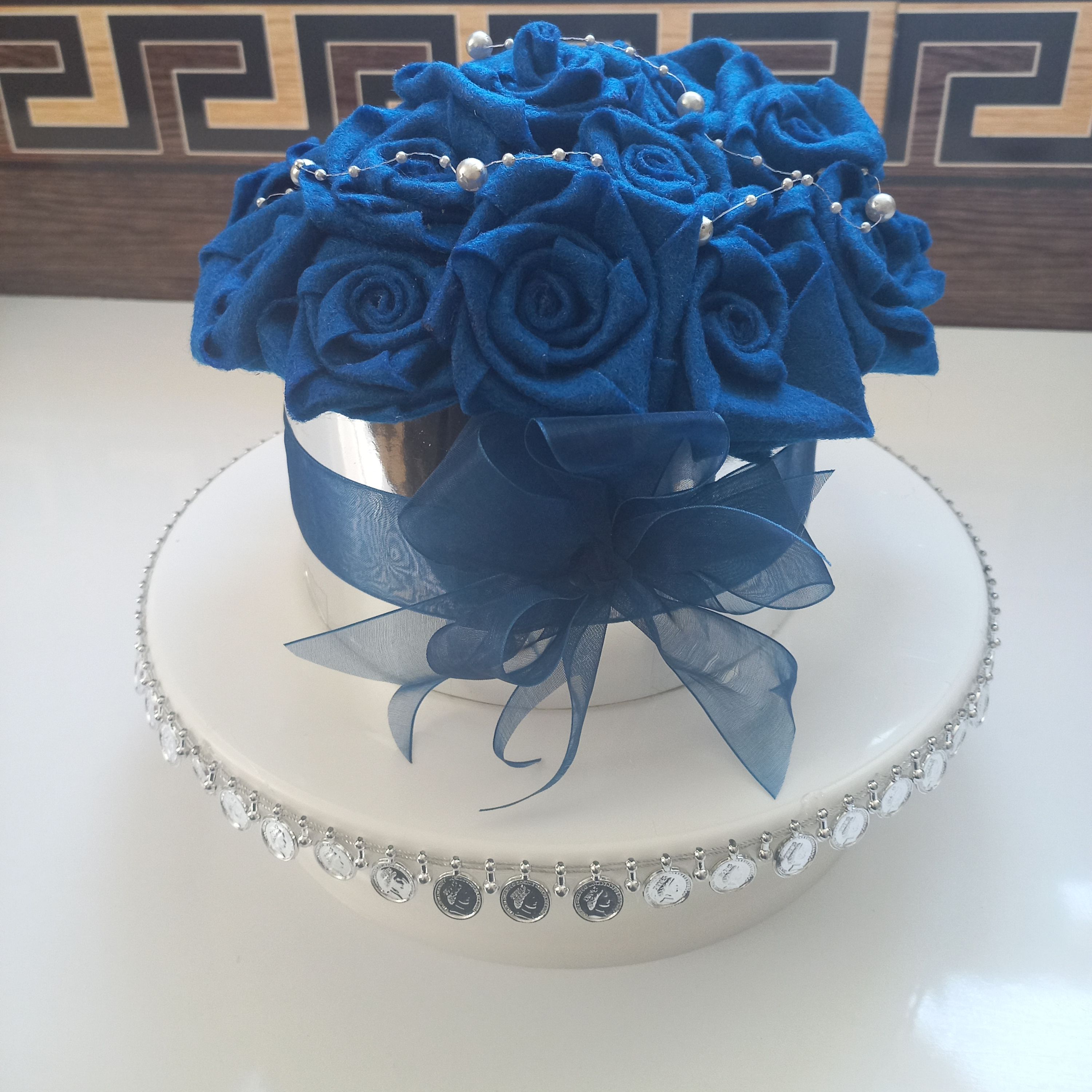 باکس گل رز نمدی به رنگ آبی کاربنی و باکس نقره ای