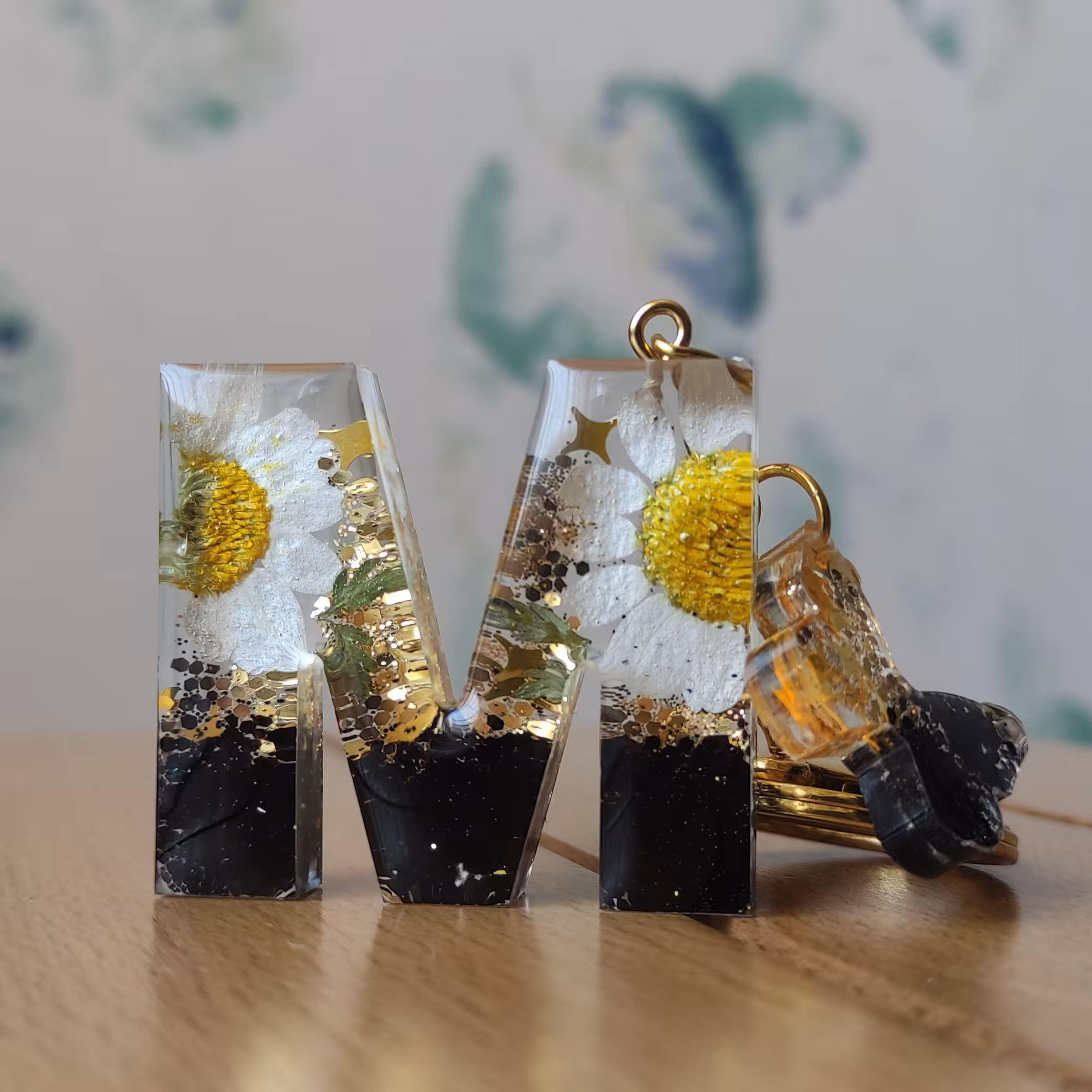 سرکلیدی گل بابونه طرح حرف M و اکلیل های براق