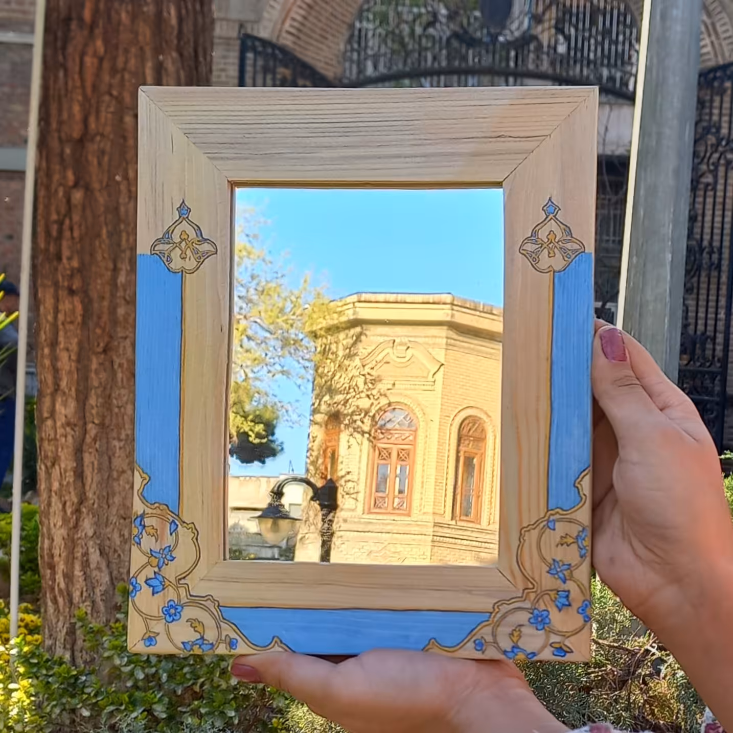 آینه چوبی سایز20 در25  مزین به هنر تذهیب قابل آویز شدن