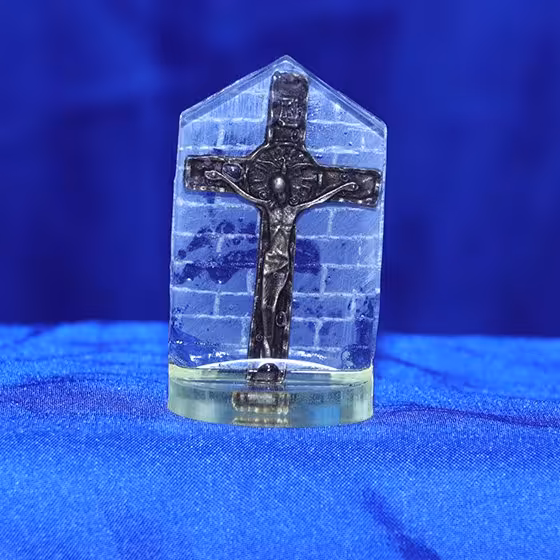 استند صلیب  جنس رزین و فلز  مناسب دکور میز تحریر 