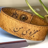 دستبند چرمی عـیّـار کد 01 زنانه و مردانه حکاکی شده مناسب هدیه 