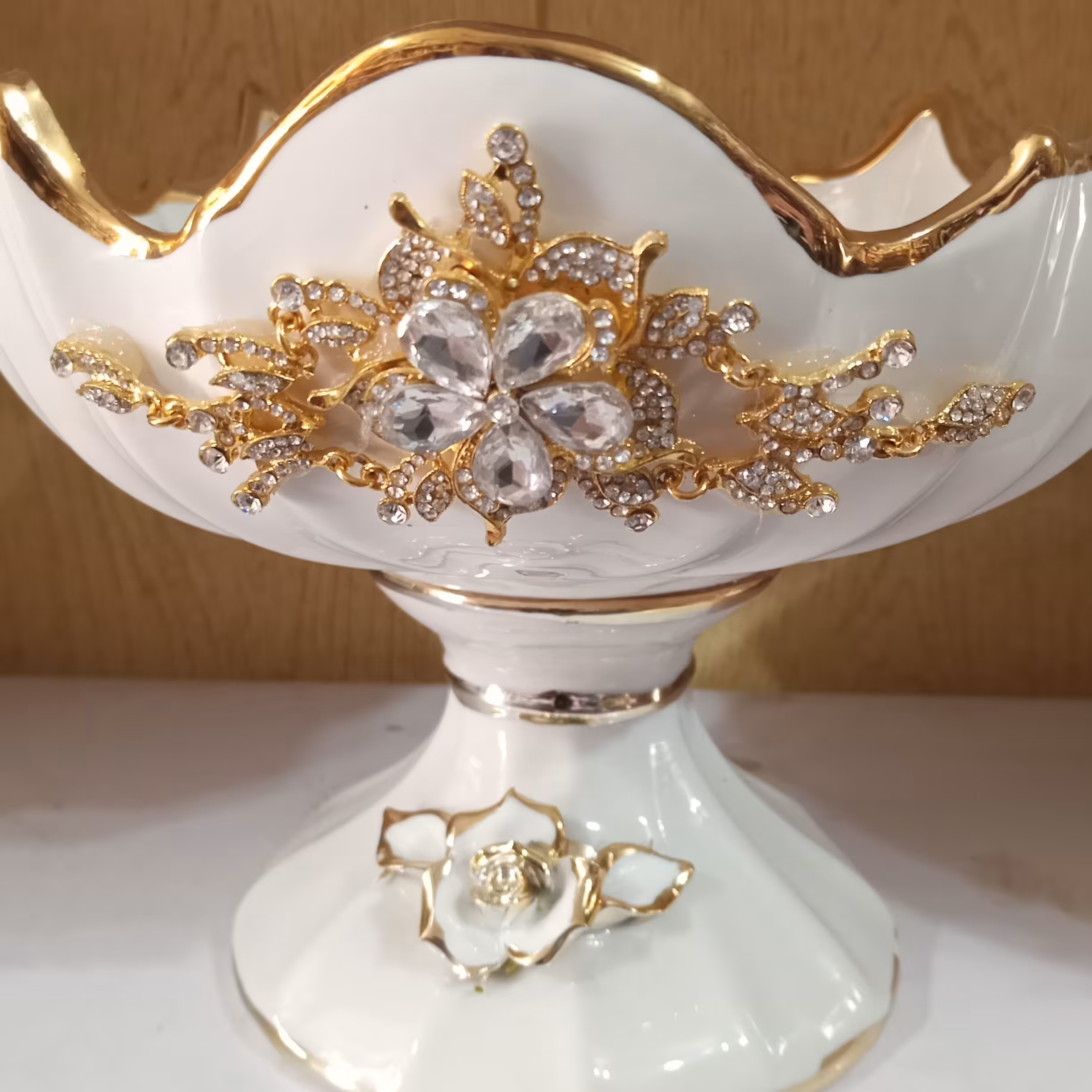 شکلات یاکاسه آجیل چینی  طلایی گل برجسته مخصوص پذیرایی نگین دار