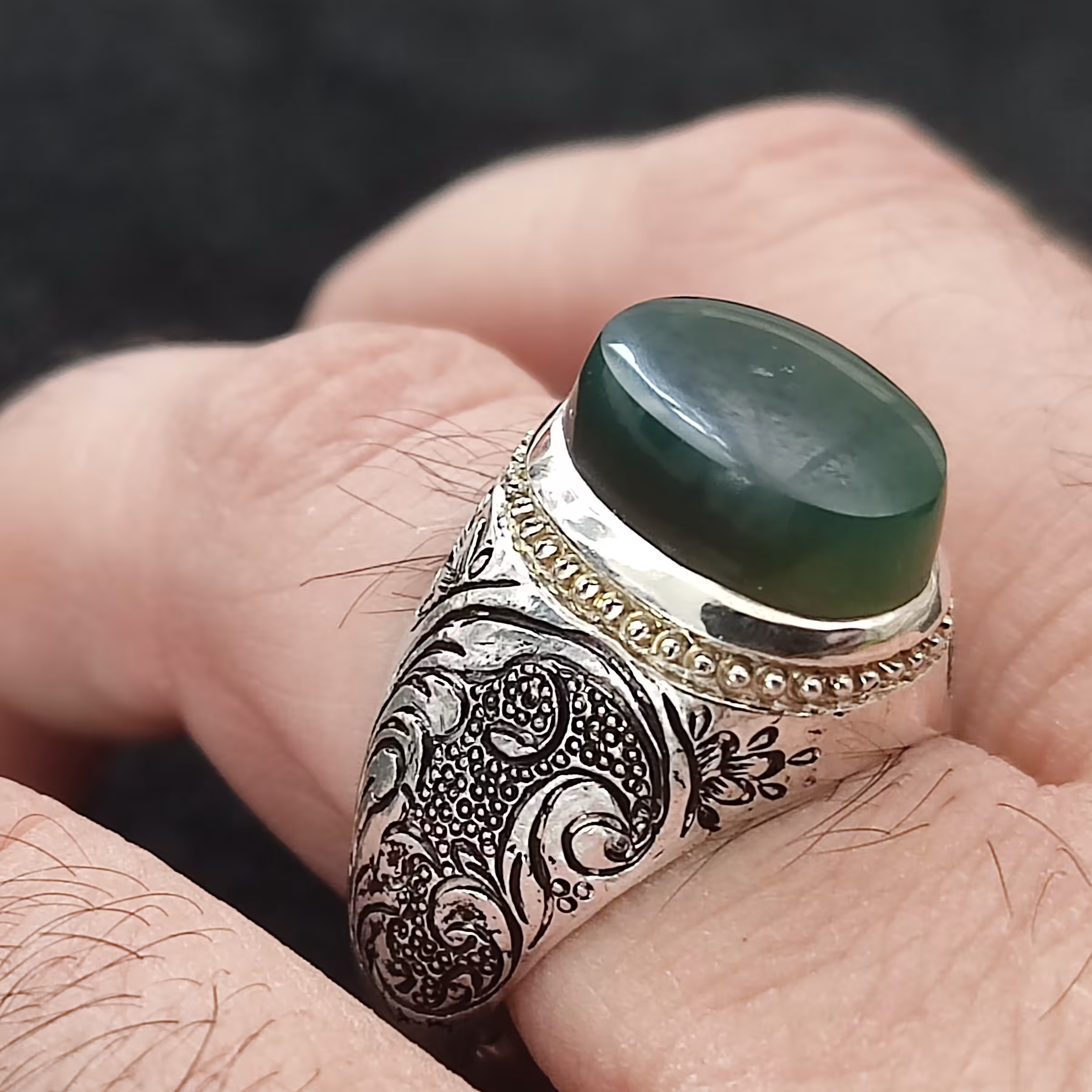 عقیق سبز کهنه تراش خورده از مهره