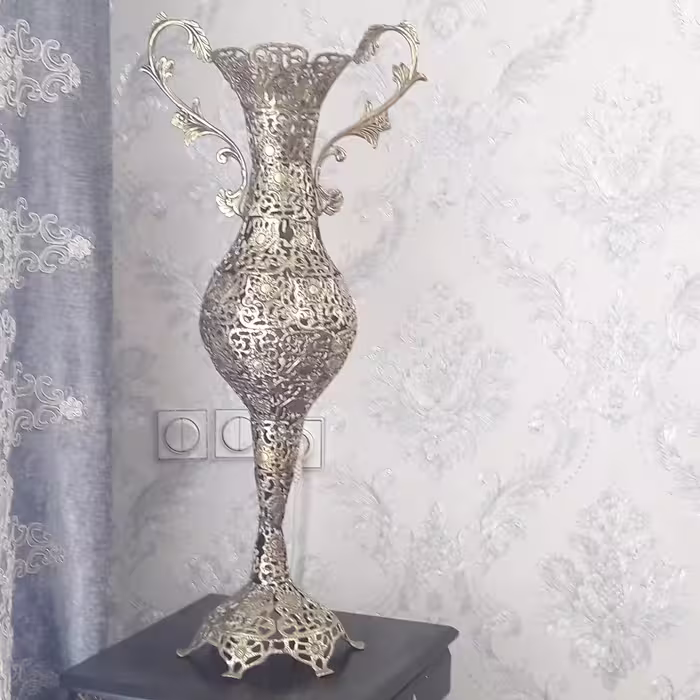 گلدان برنز کنار سالنی