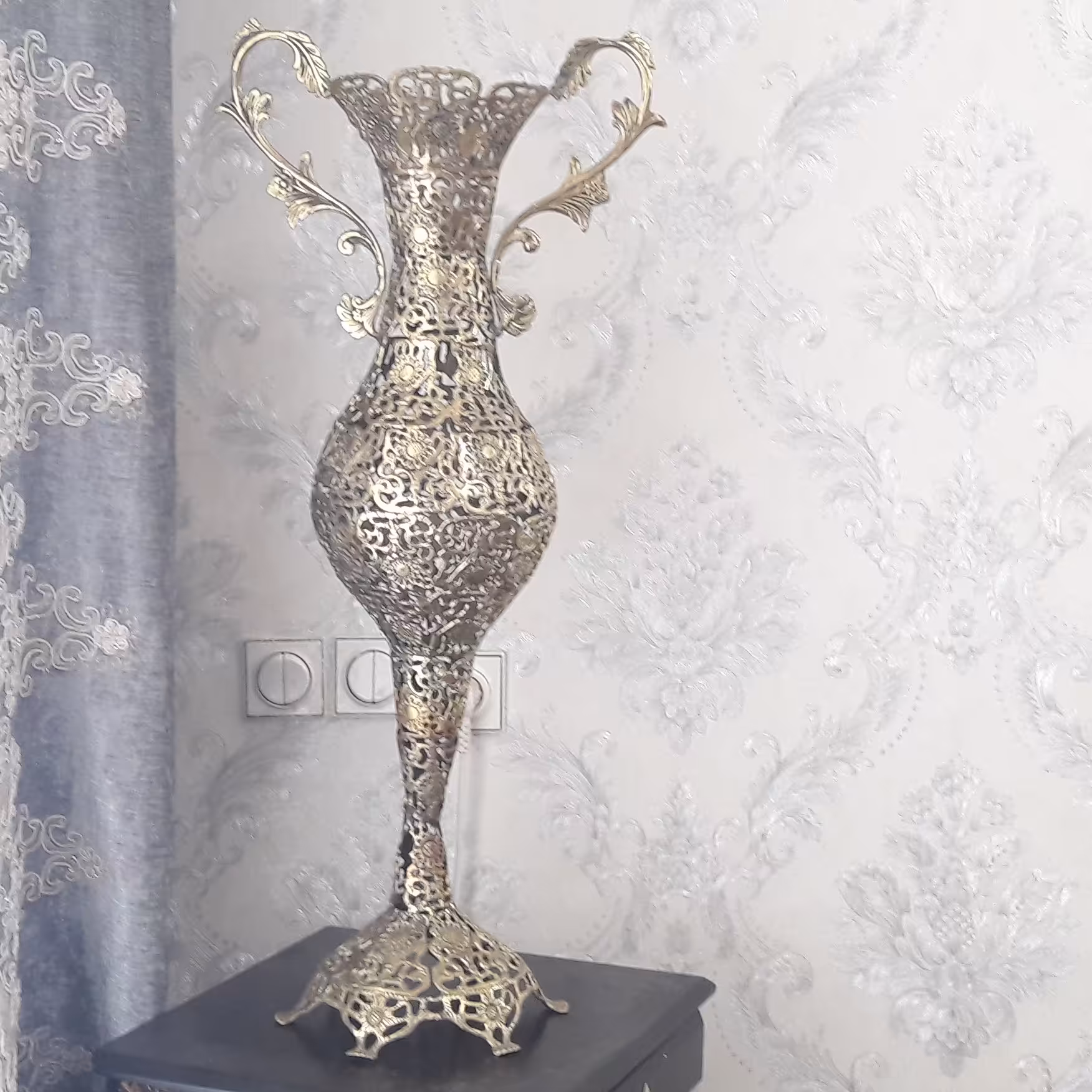 گلدان برنز کنار سالنی