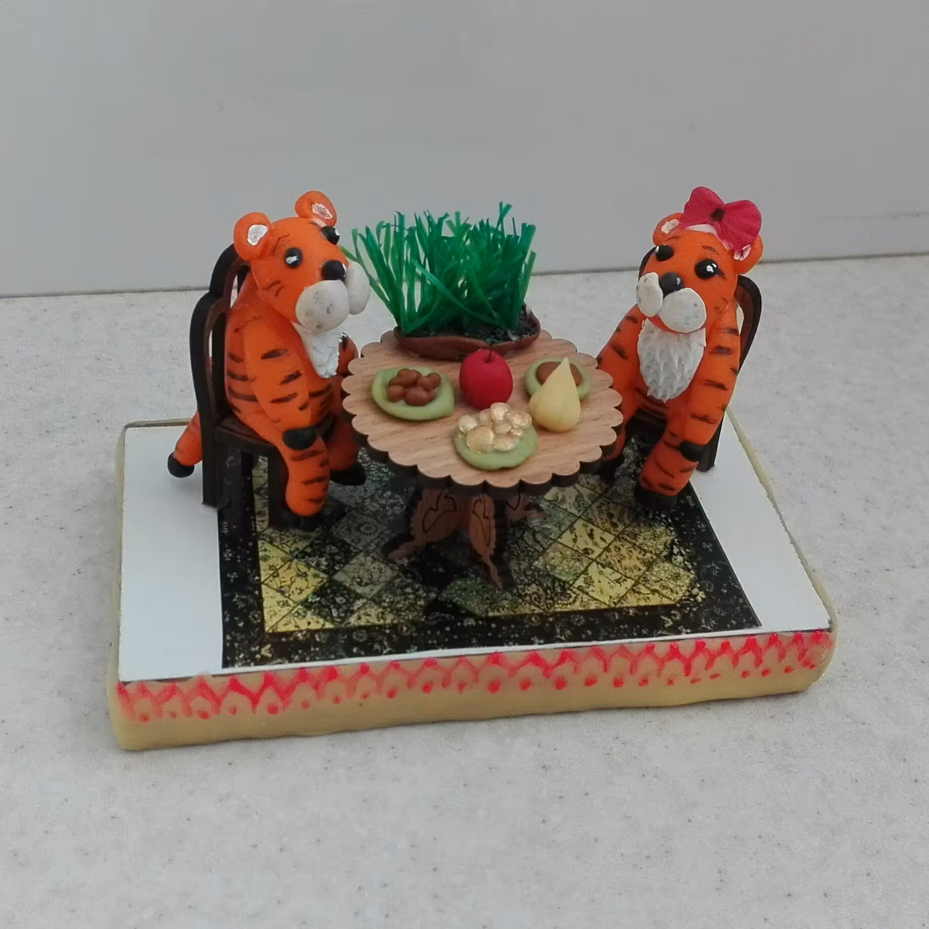 حراج ببرهای عاشق خمیری کنار سفره هفت سین نماد سال 1401