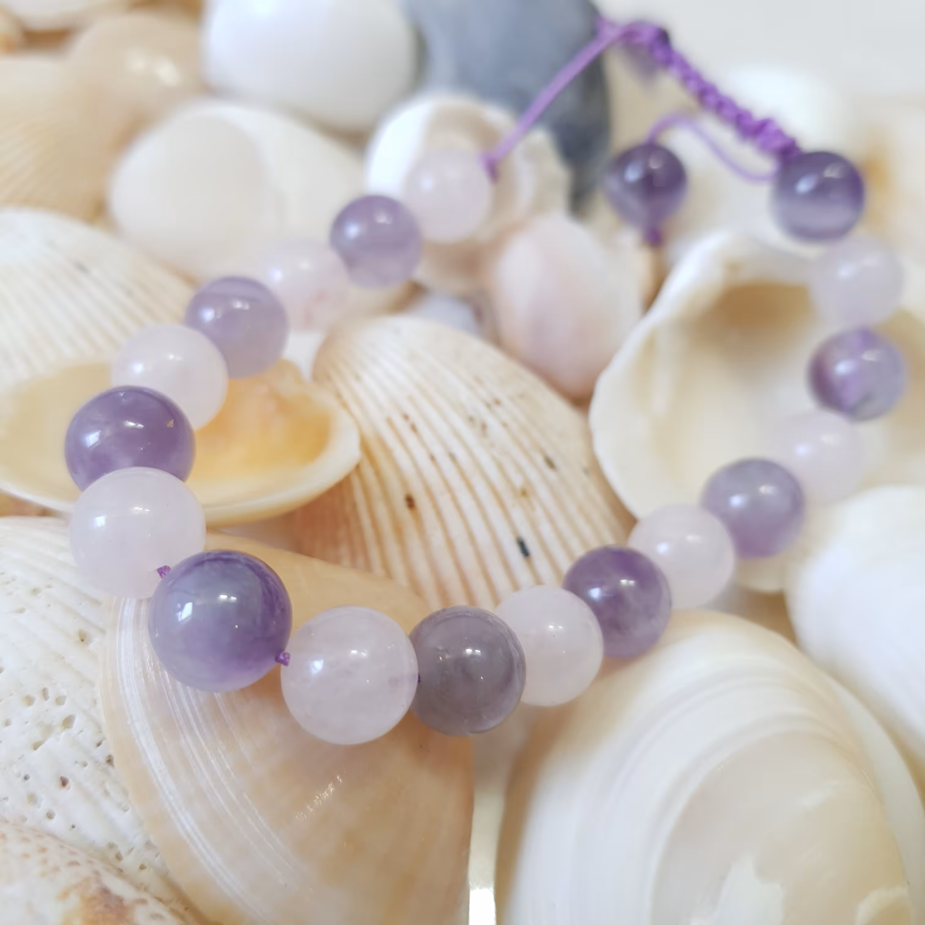 دستبند عشق و آرامش با سنگ های رز کوارتز و آمیتیست