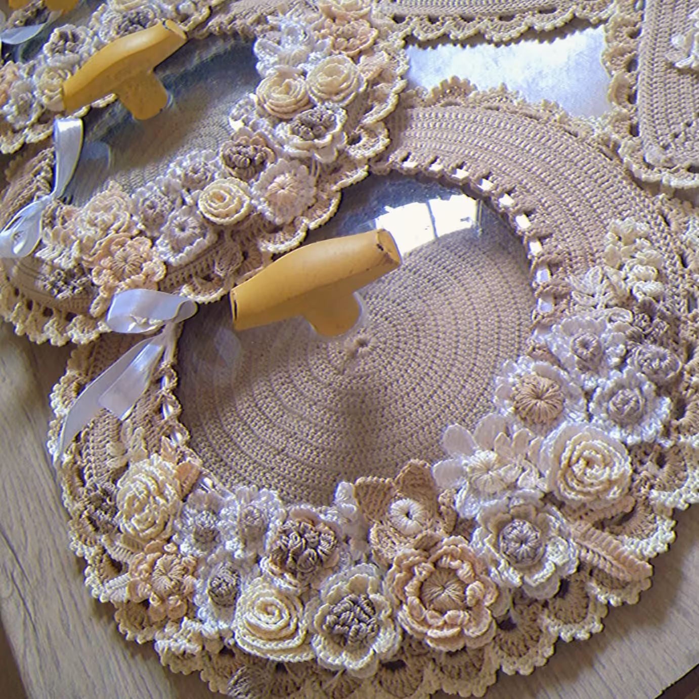 دمکنی  قابلمه قلاببافی تزیین با گلهای قلاببافی ایرلندی رنگ کرم گردویی