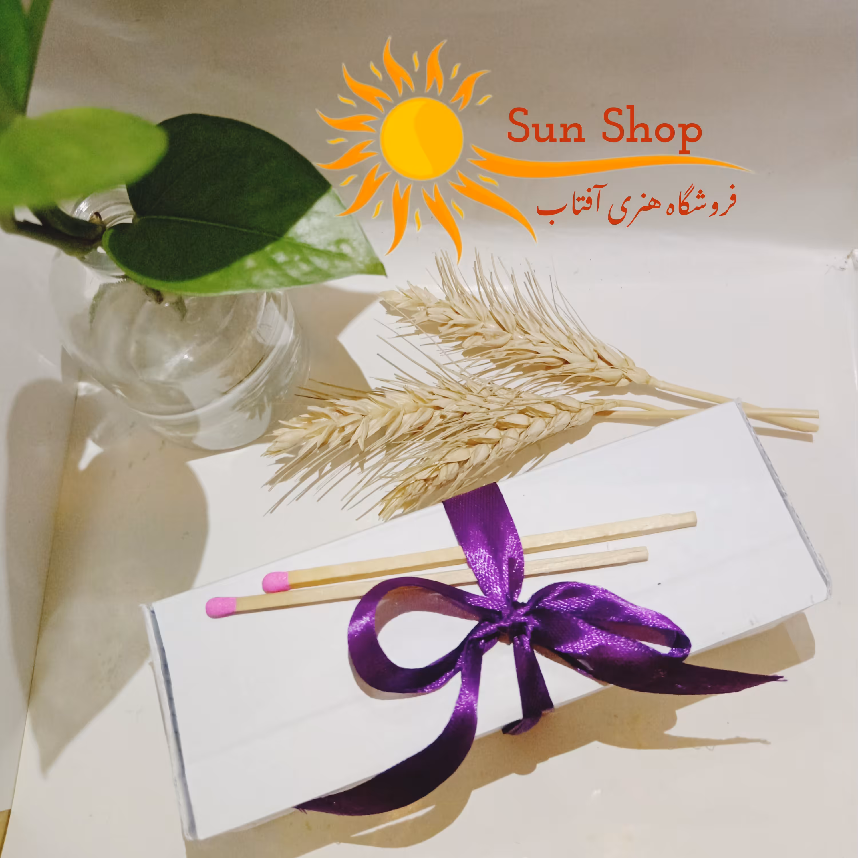 جعبه کادویی شیک و جمع و جور مناسب برای خاص پسندها حاوی 5 عدد شمع 4 سانتی در رنگهای جذاب به همراه هدیه