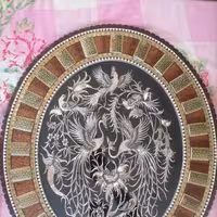 تابلو قلمزنی مسی بیضی قاب تمام خاتم، چوب گردو طرح شلوغ و پر کار سایز 65در75سانتی متر 