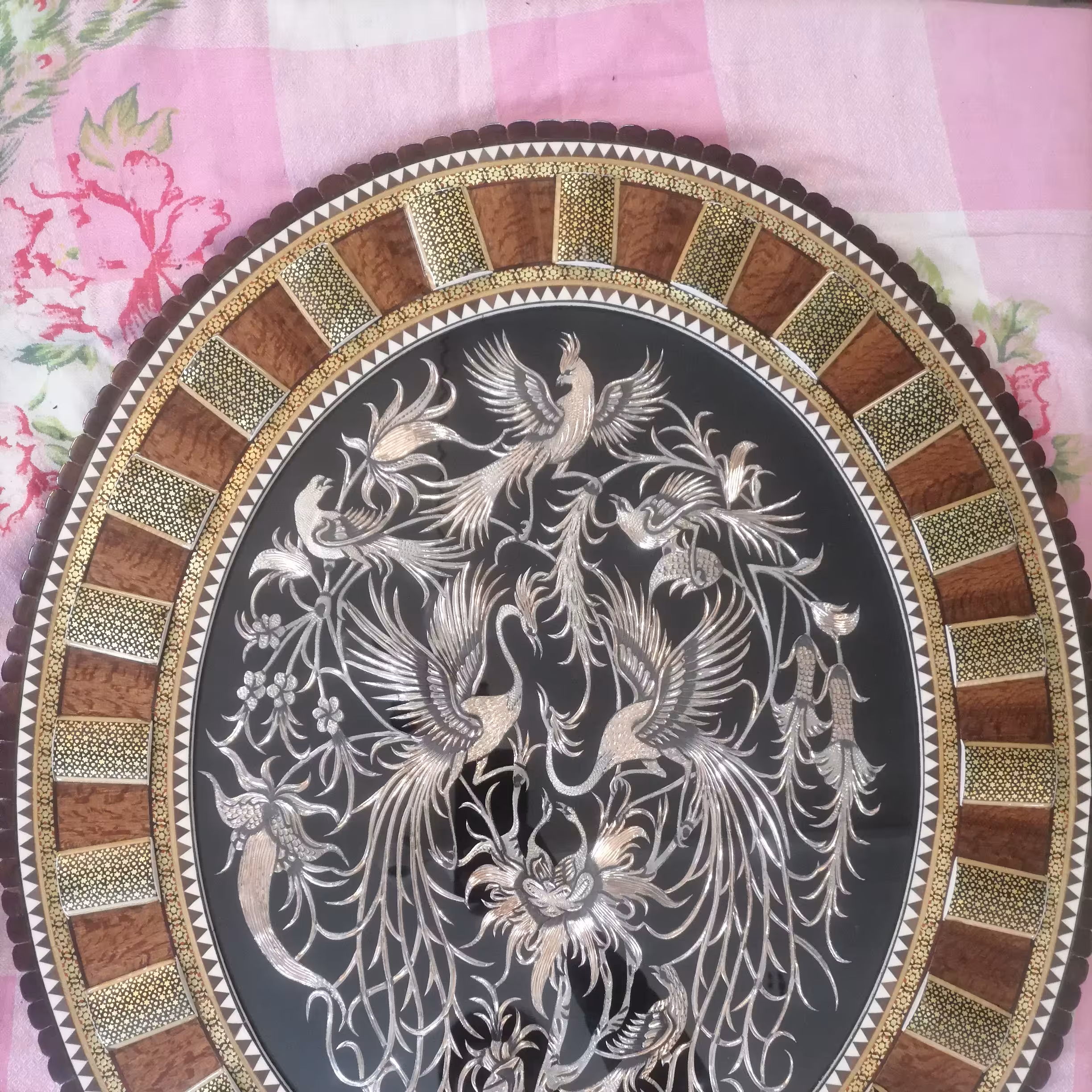 تابلو قلمزنی مسی بیضی قاب تمام خاتم، چوب گردو طرح شلوغ و پر کار سایز 65در75سانتی متر 