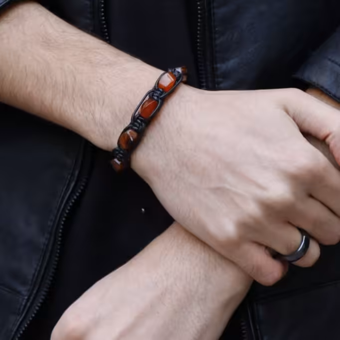 دستبند عقیق هلی چهار تراش با بافت چرم مصنوعی