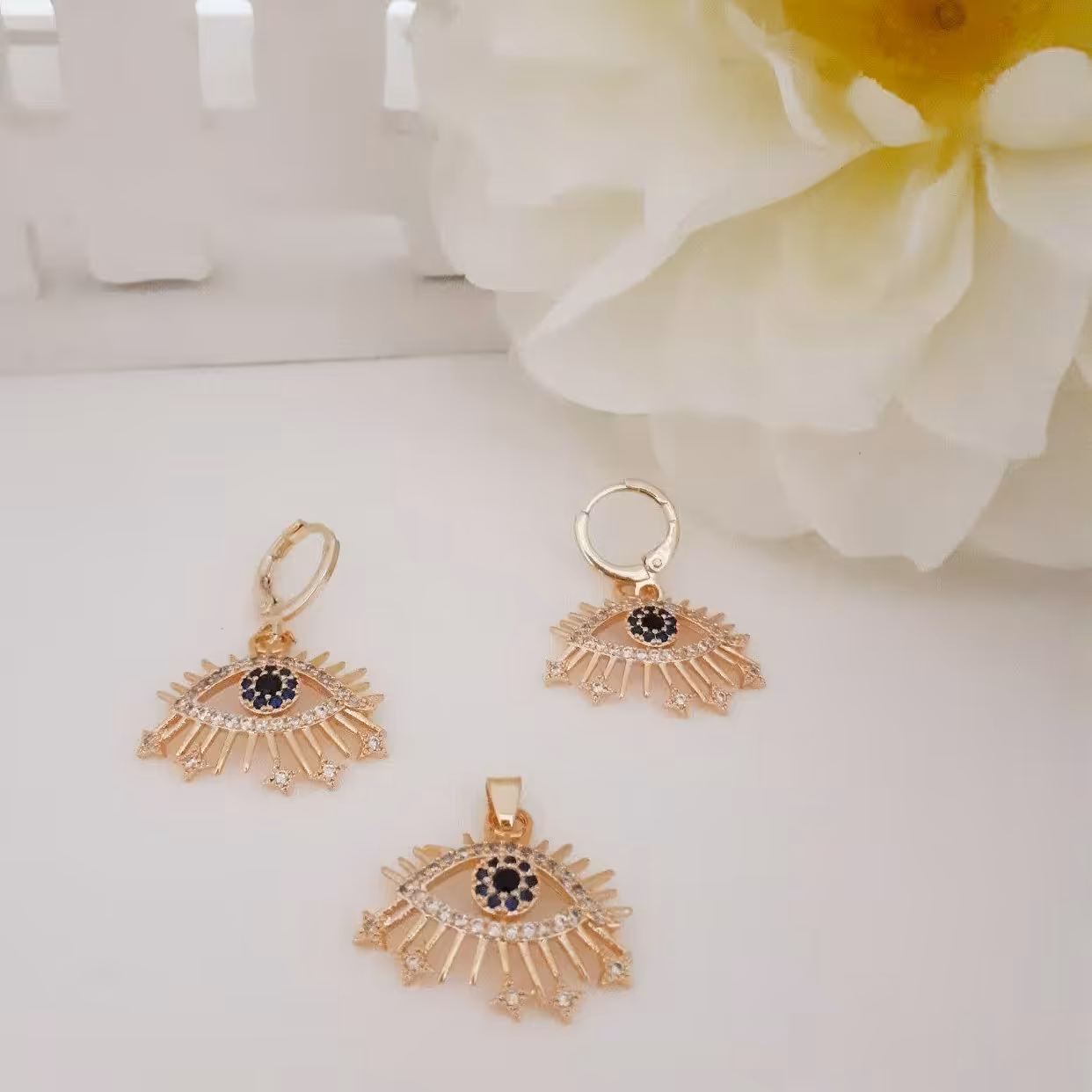 نیمست کد8423 چشم طرح طلا. نگین اتمی. آبکاری طلا. ضدحساسیت. رنگ ثابت