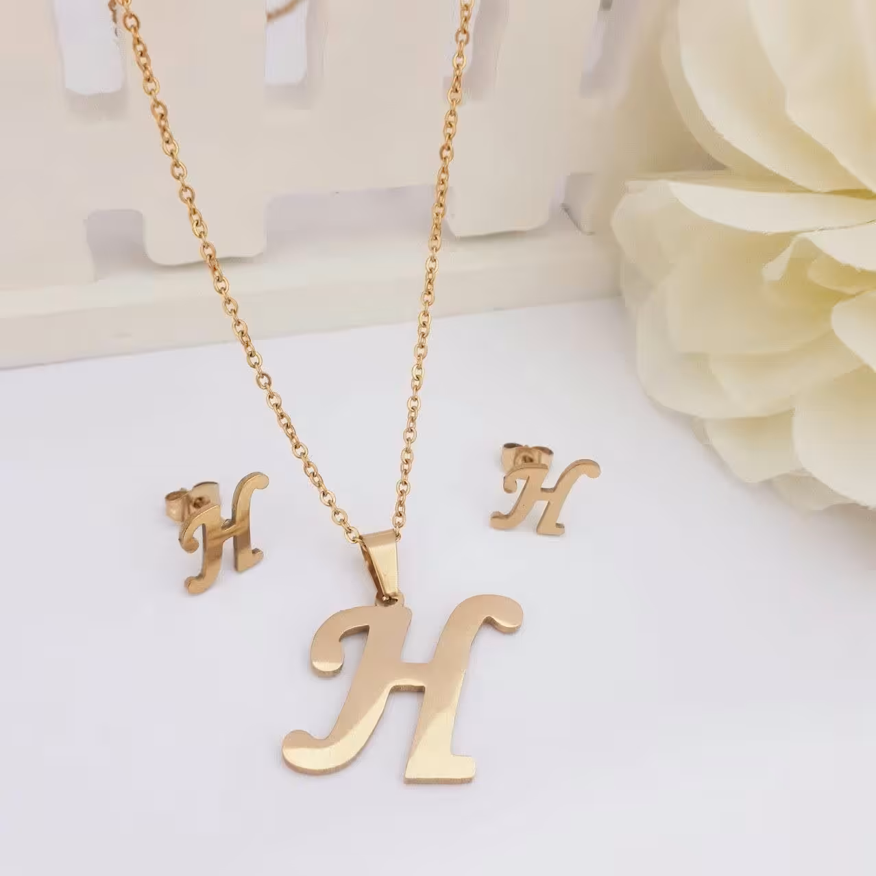 نیمست حرف H. بازنجیر.استاینلس استیل. آبکاری طلا. رنگ ثابت. ضدحساسیت