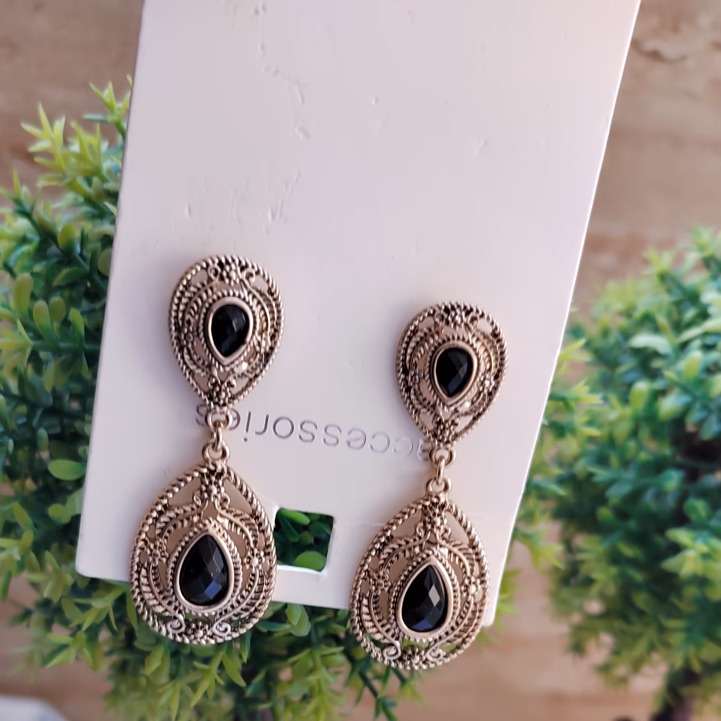 گوشواره میخی با نگین مشکی.. برنداکسسوری. ارسال رایگان 