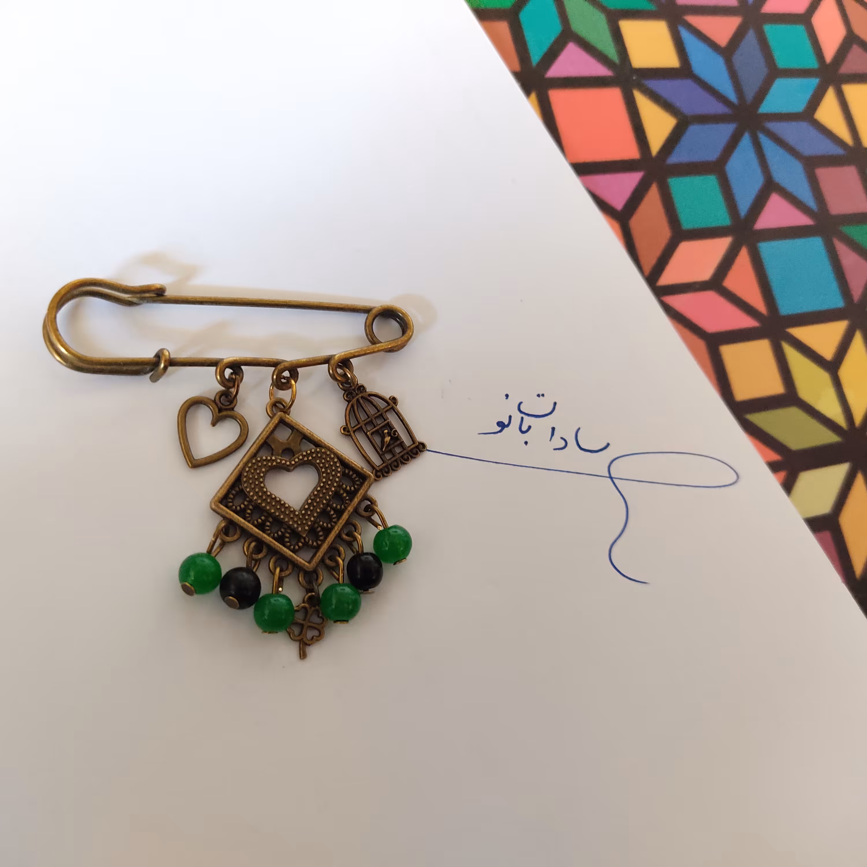 سنجاق سینه سنتی آویز دار طرح فیروزه