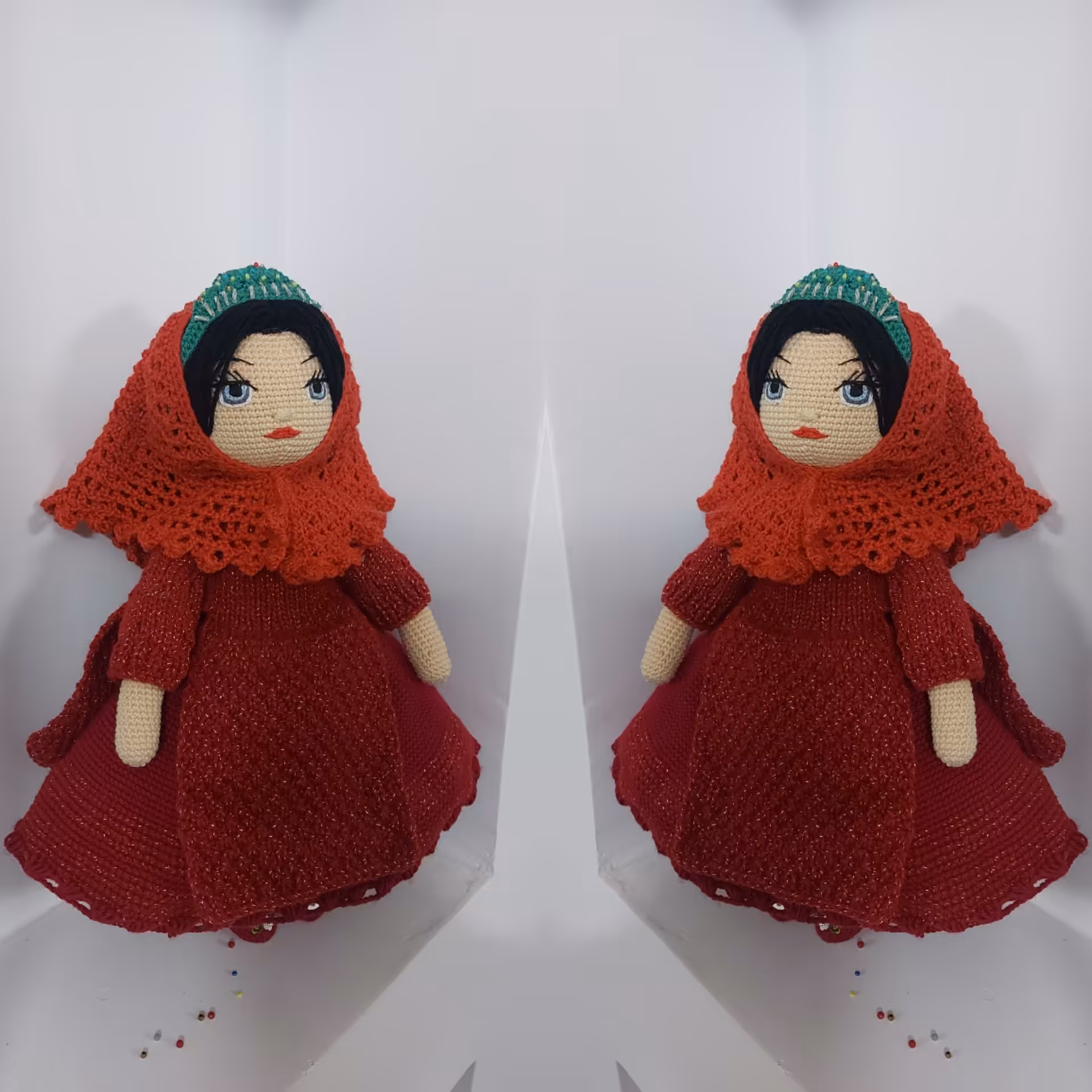 عروسک قلاب بافی با پوشش محلی  تاج سر عروسک کاملا دست دوزی شده  و ارتفاع عروسک حدود 35 سانت میشود با الیاف کتان 