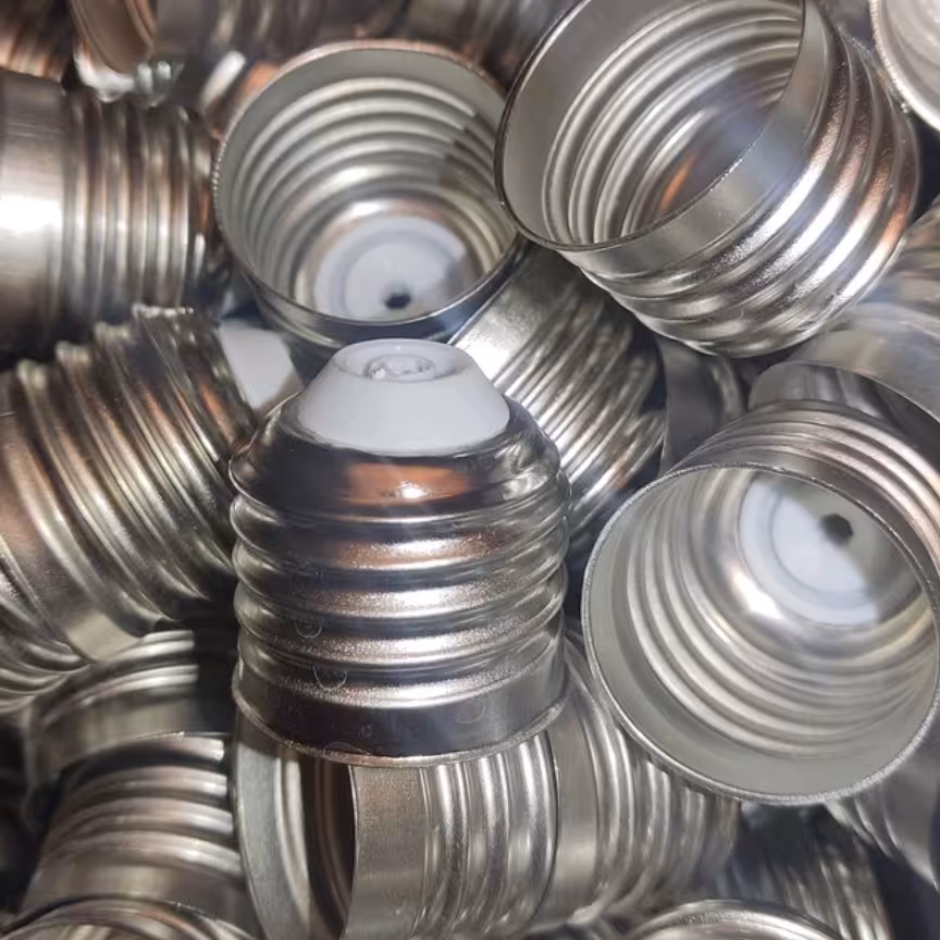 سرپیچ لامپ e27 معمولی به همراه پین انتهایی