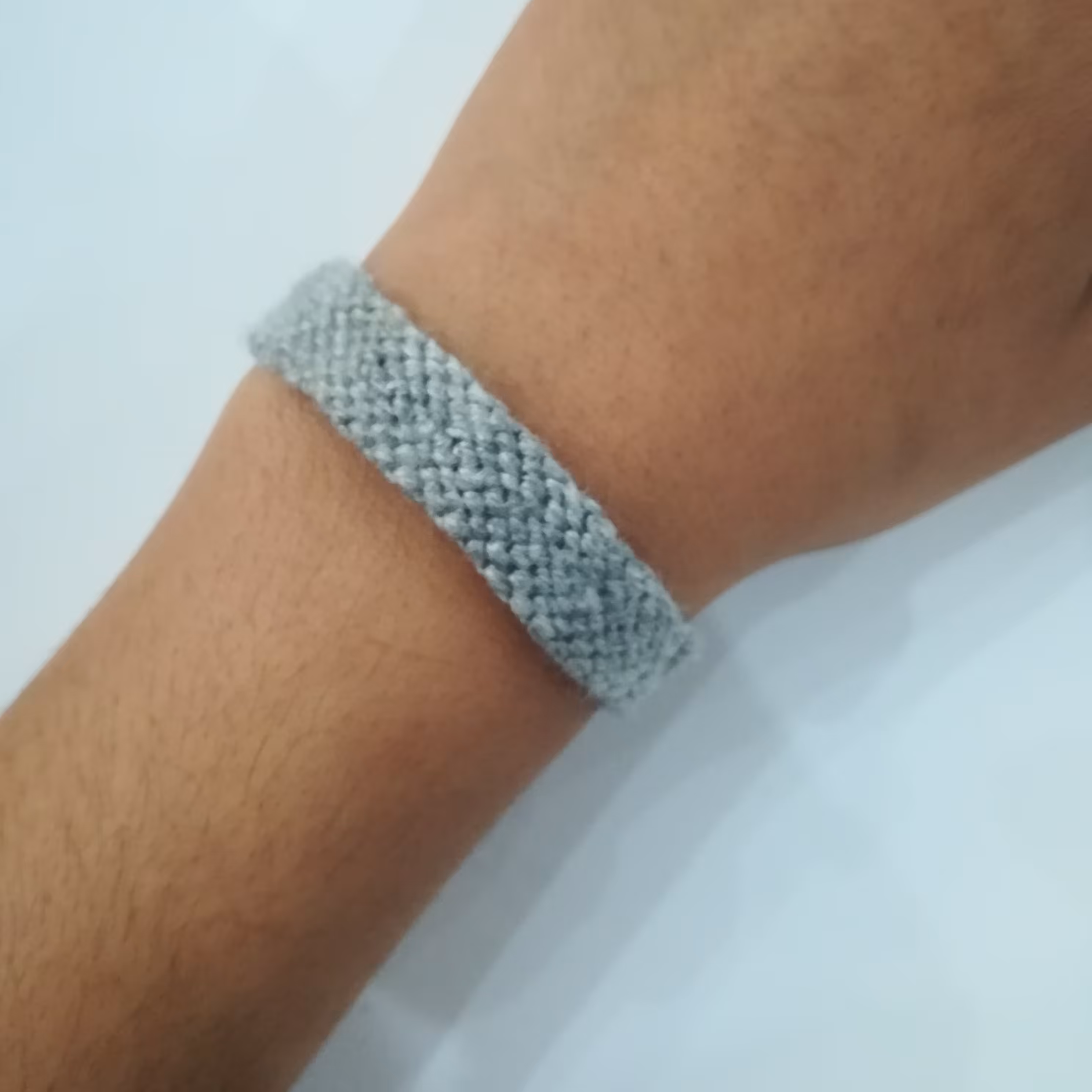 دستبند دوستی بافتنی تک رنگ خاکستری 