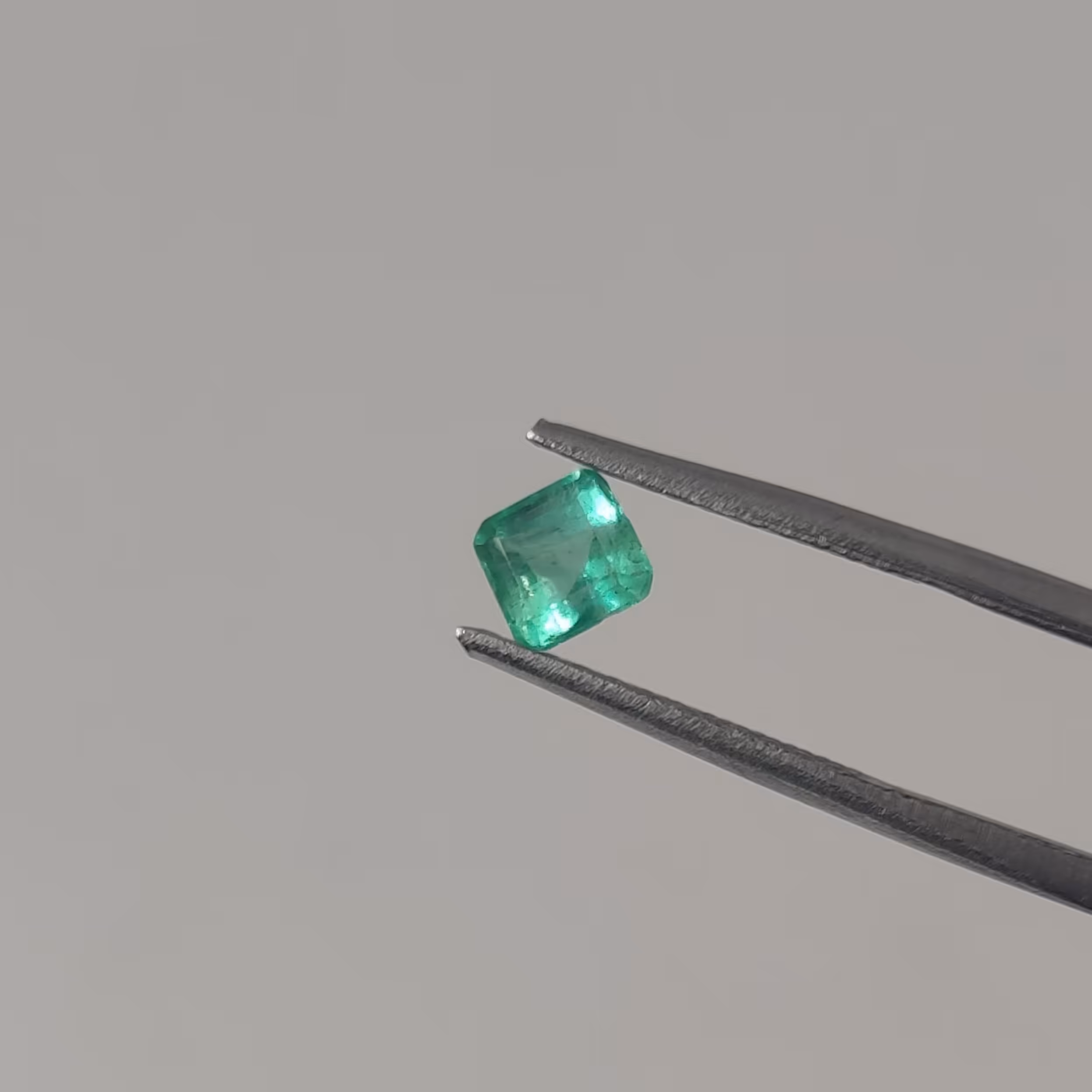 نگین سنگ زمرد معدنی کشور کلمبیا   