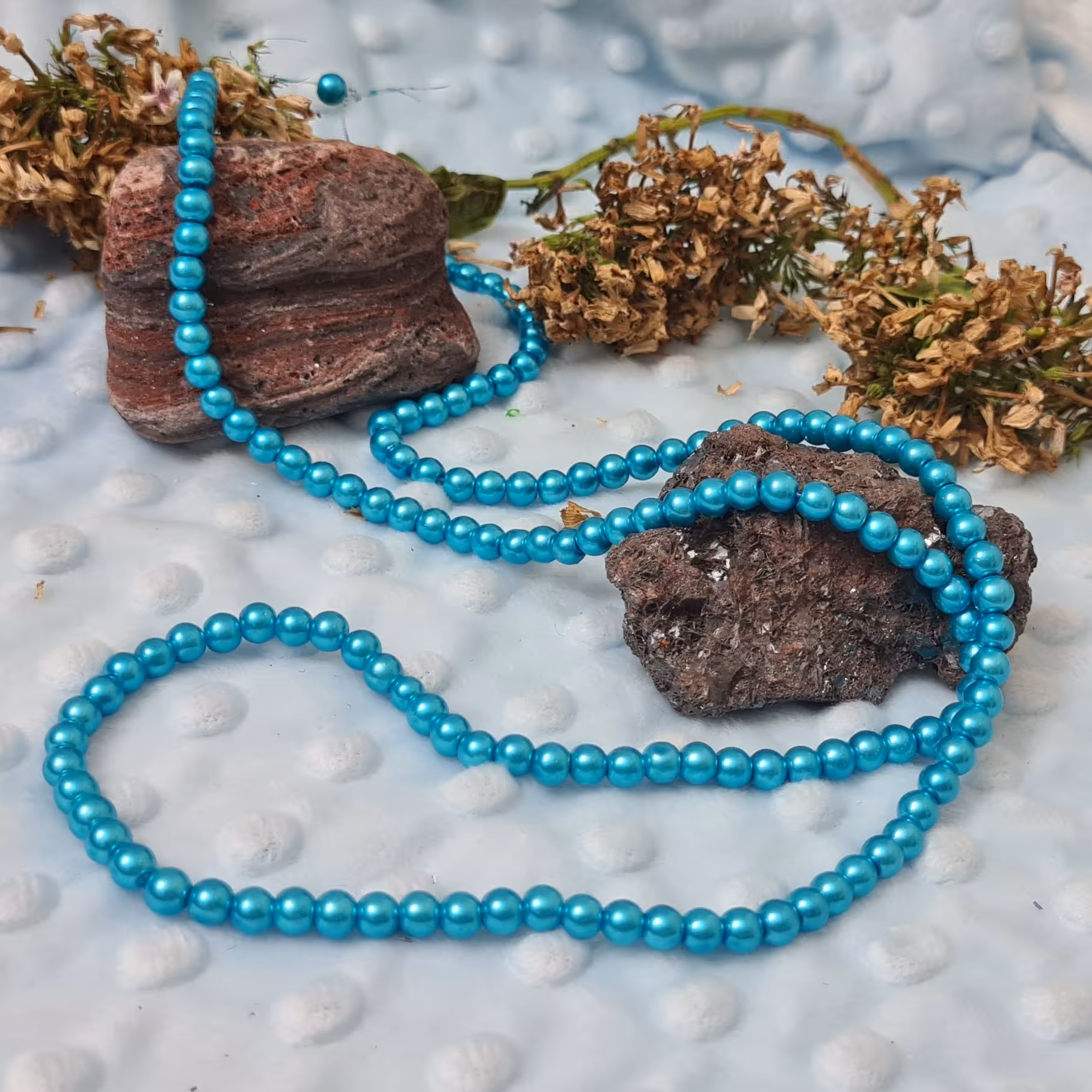 مروارید سنگی شماره 6،در 24 رنگ ،شامل (140-الی- 142) عدد مروارید 
رنگ آبی فیروزه ای ،روشن  ،  براق  صدفی مطابق عکس