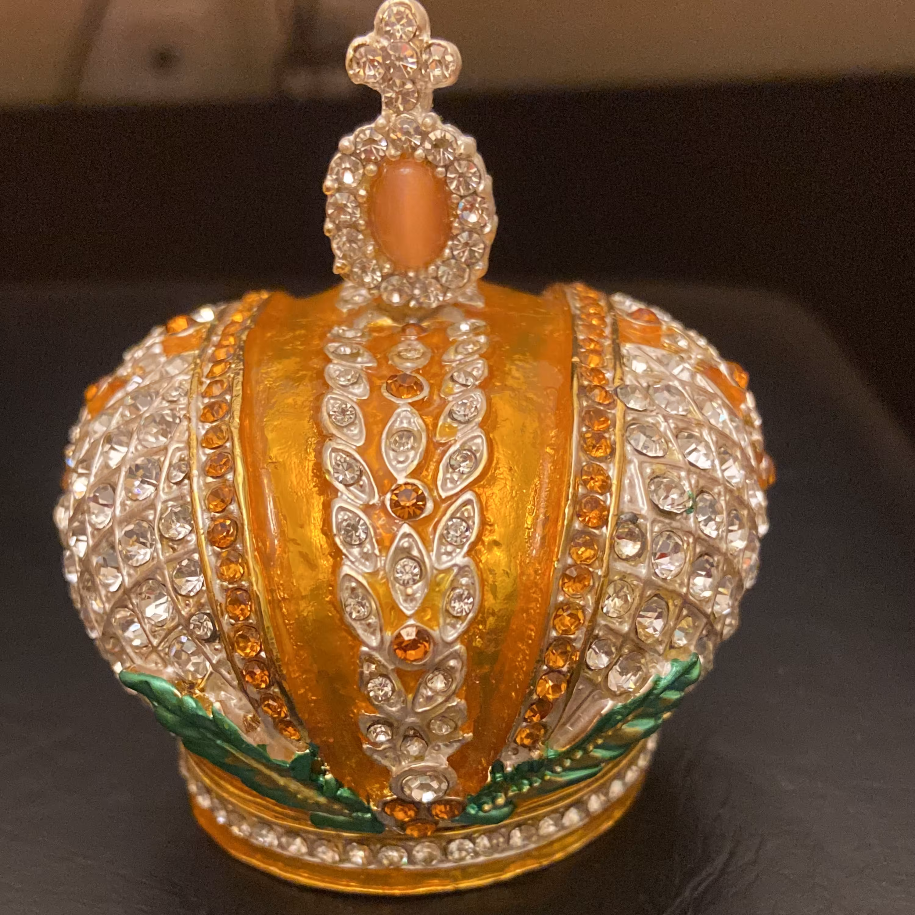 جا جواهری طرح تاج سلطنتی پر نگین 