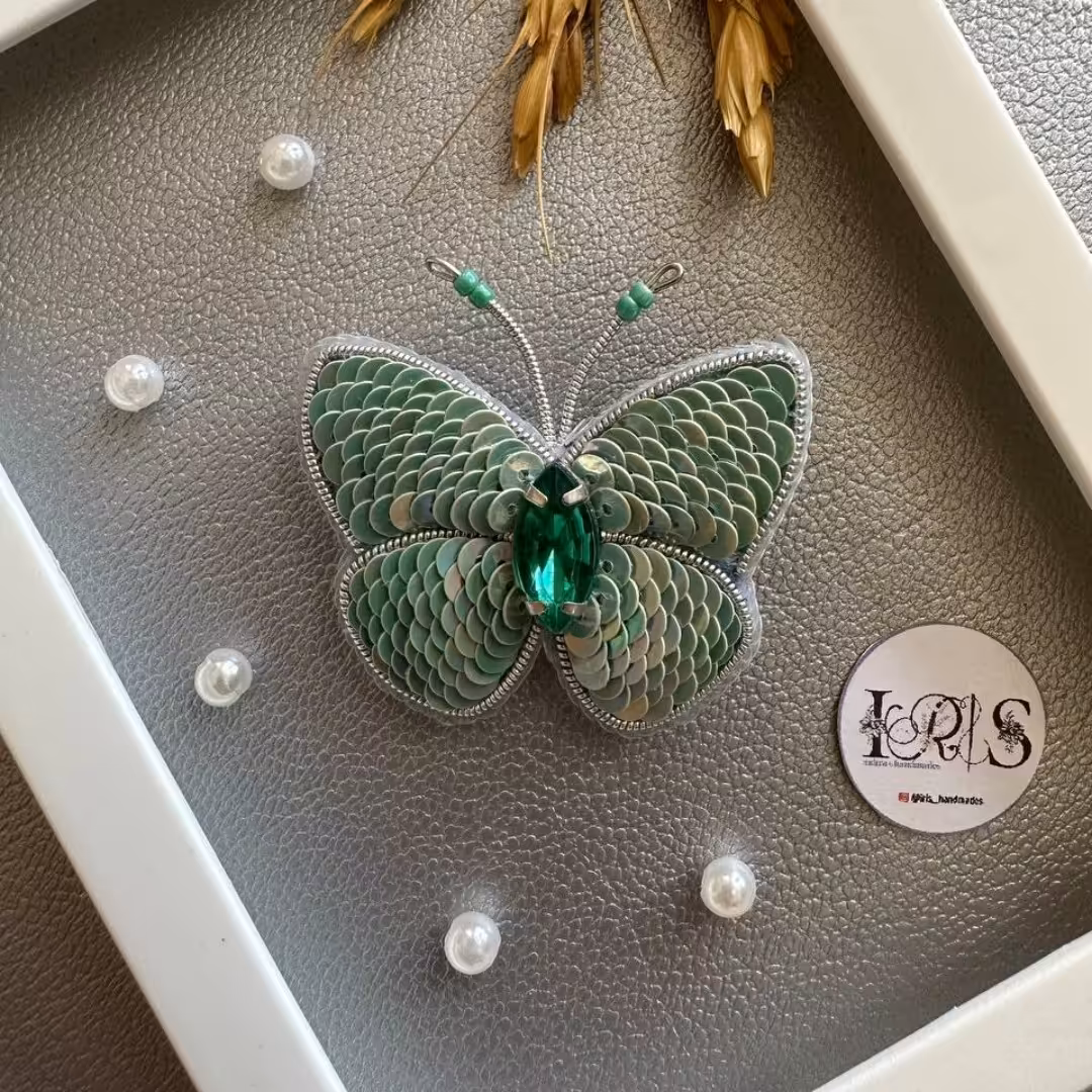 سنجاق سینه جواهر دوزی طرح پروانه پولکی