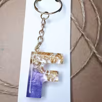 جاکلیدی رزینی طرح حرف انگلیسی اف F  بنفش 