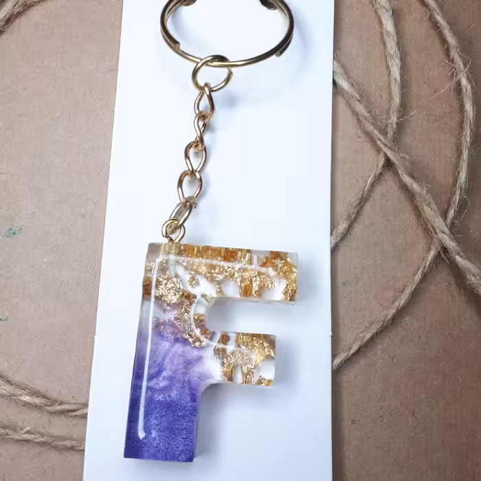 جاکلیدی رزینی طرح حرف انگلیسی اف F  بنفش 