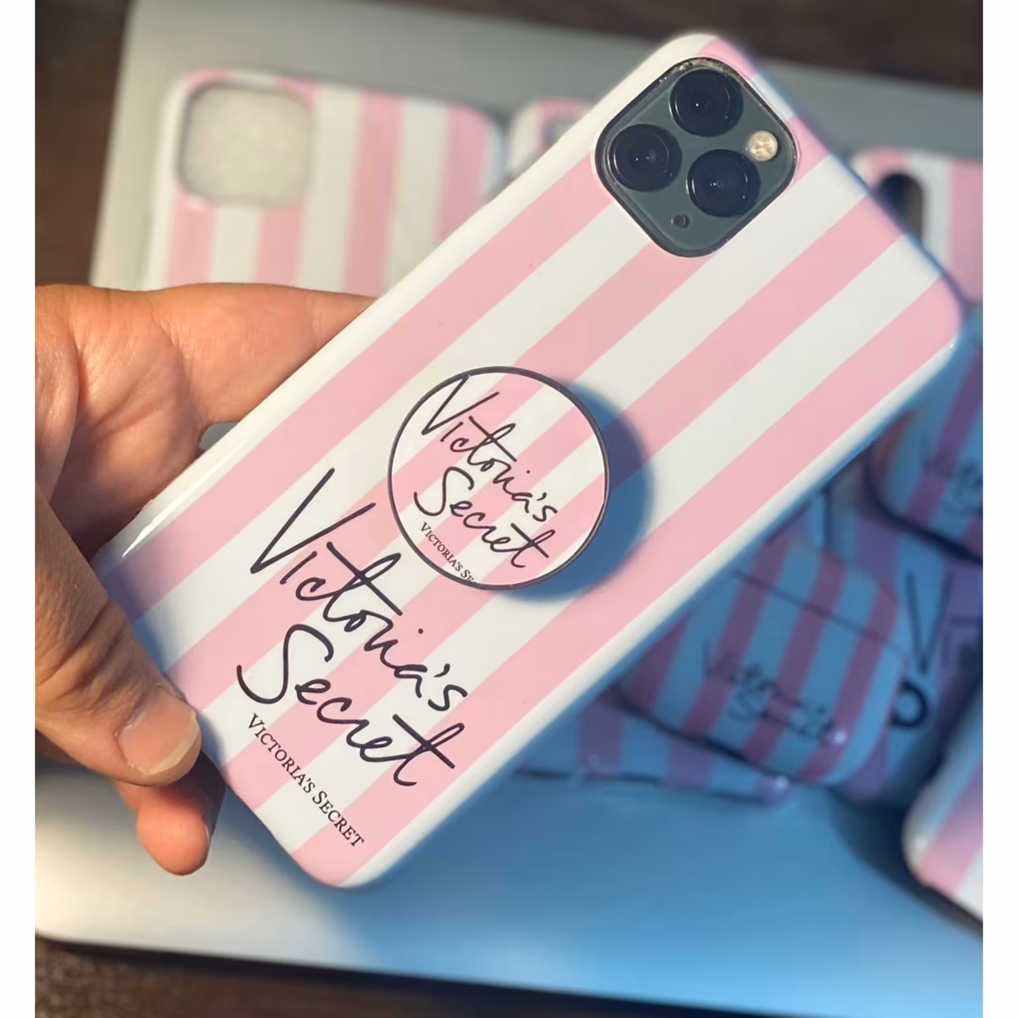 قاب گوشی سامسونگ A20sمدل ویکتوریا سکرت همراه پاپسوکت جنس ژله ای محکم