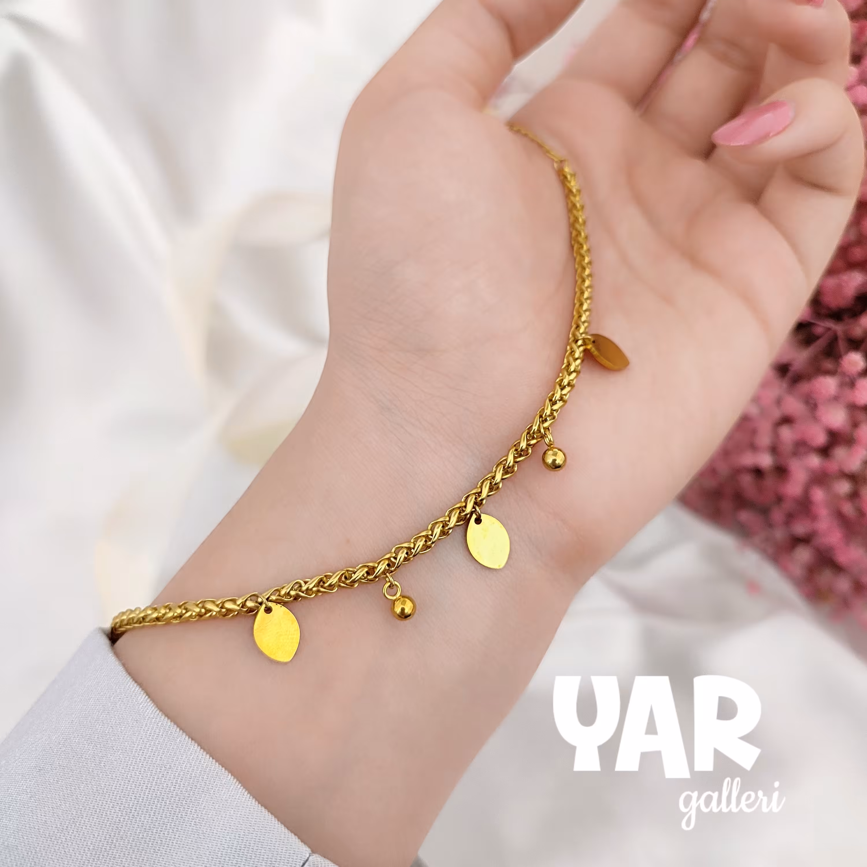 دستبند استیل بافت طرح آویزدار برگ و گوی مناسب استفاده روزانه و رنگ ثابت