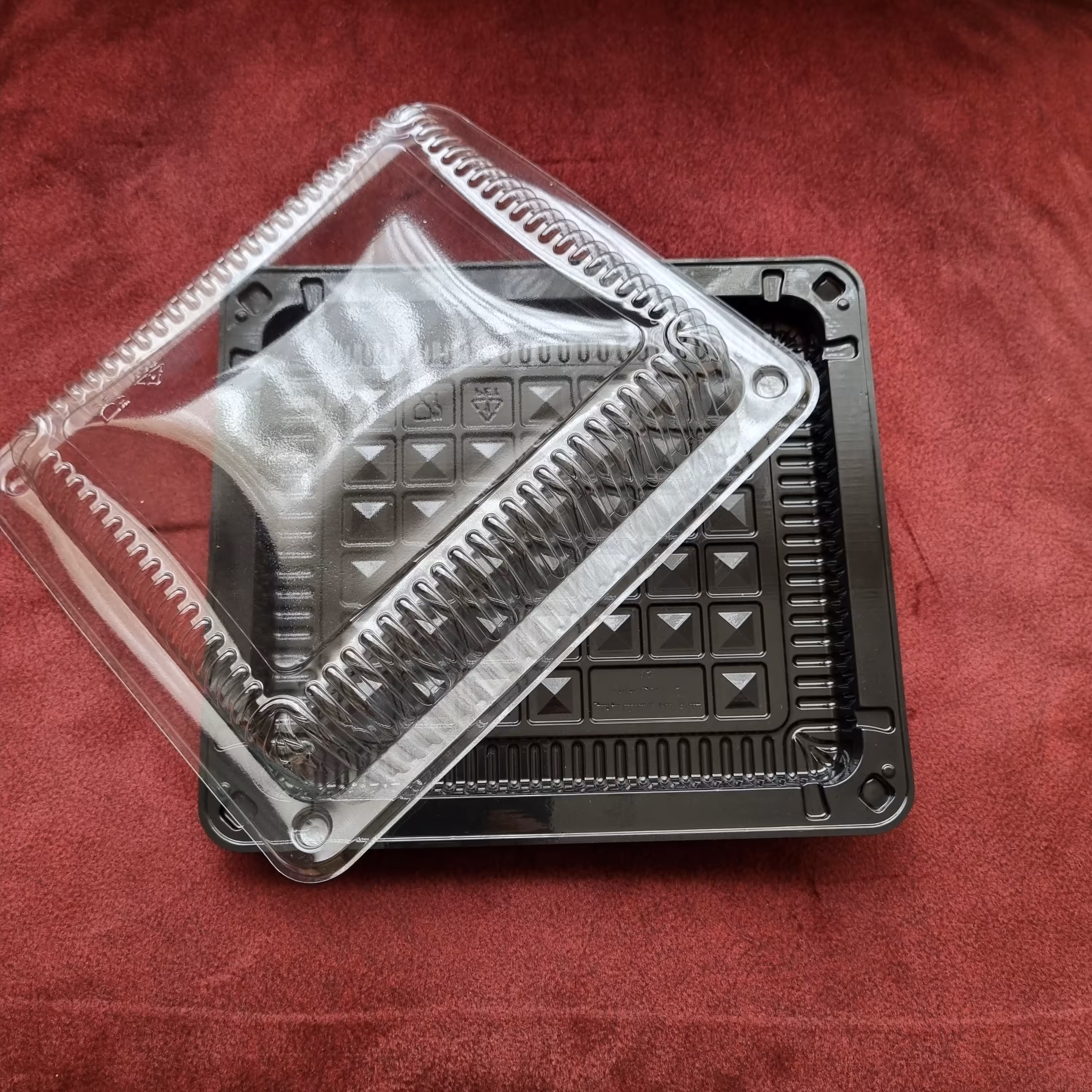 4 عددظرف یکبارمصرف زیره فانتزی درب دار مشکی مستطیل (درب قفل شونده)