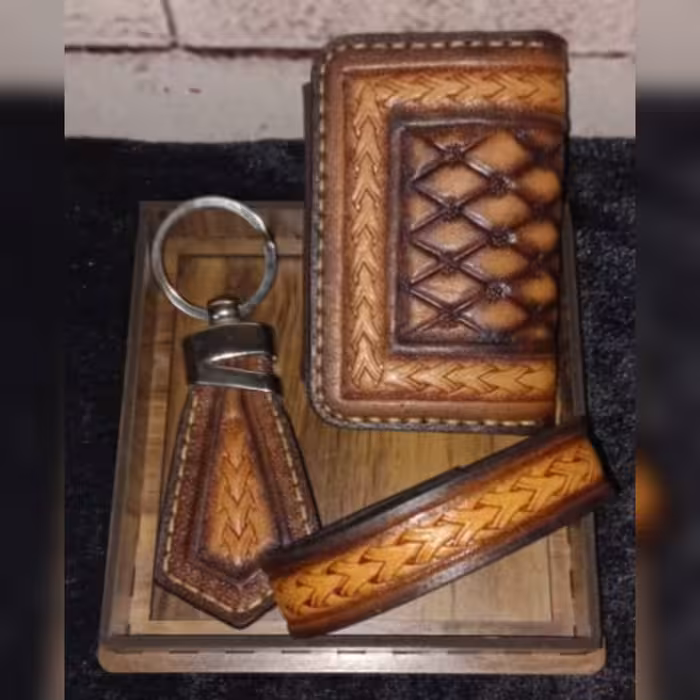 ست دست بند و جاسویچی و جا کارتی تمان چرم طبیعی دست دوز 