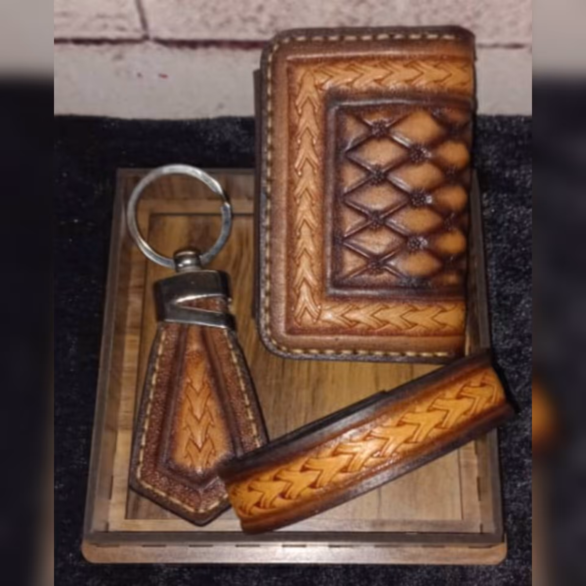 ست دست بند و جاسویچی و جا کارتی تمان چرم طبیعی دست دوز 