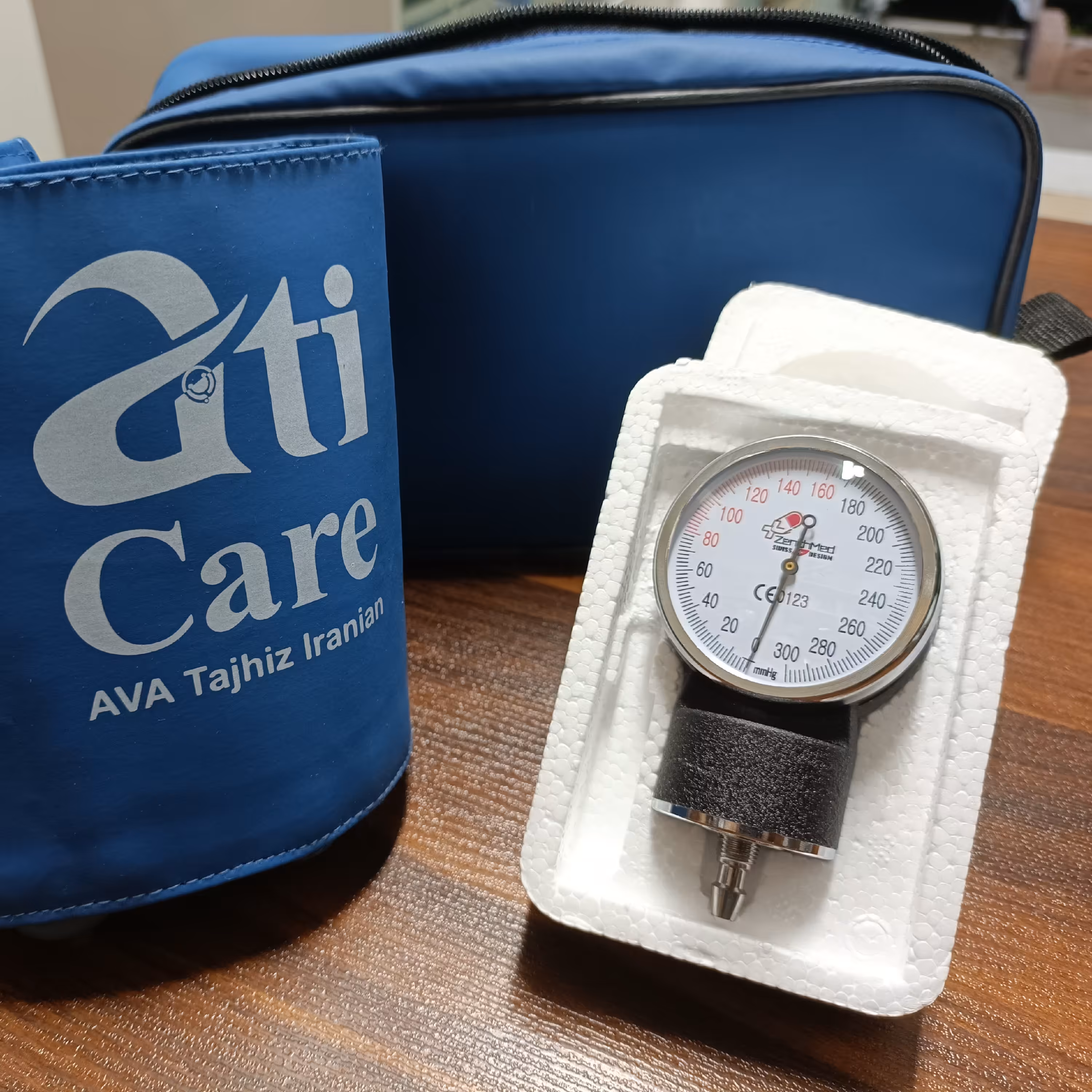 فشارسنج عقربه ای همراه با کیف 
