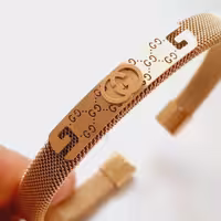 دستبند  گوچی  طلایی  رنگ ثابت استیل پشت ساعتی مشابه طلا 