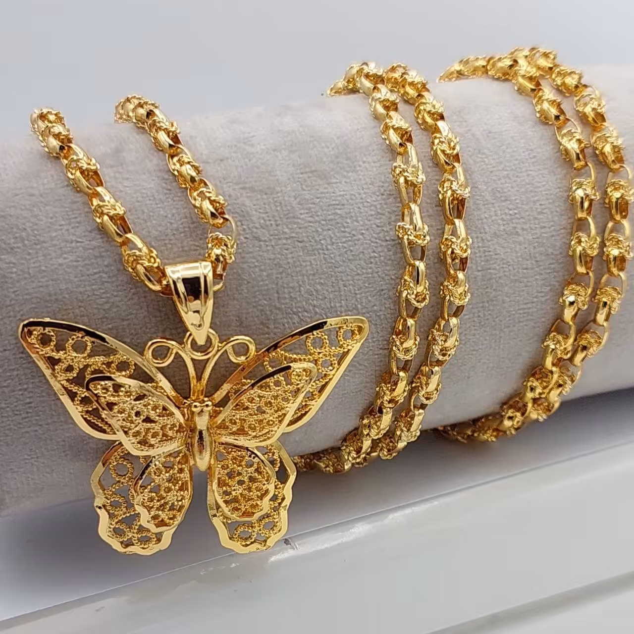 گردنبند پروانه 