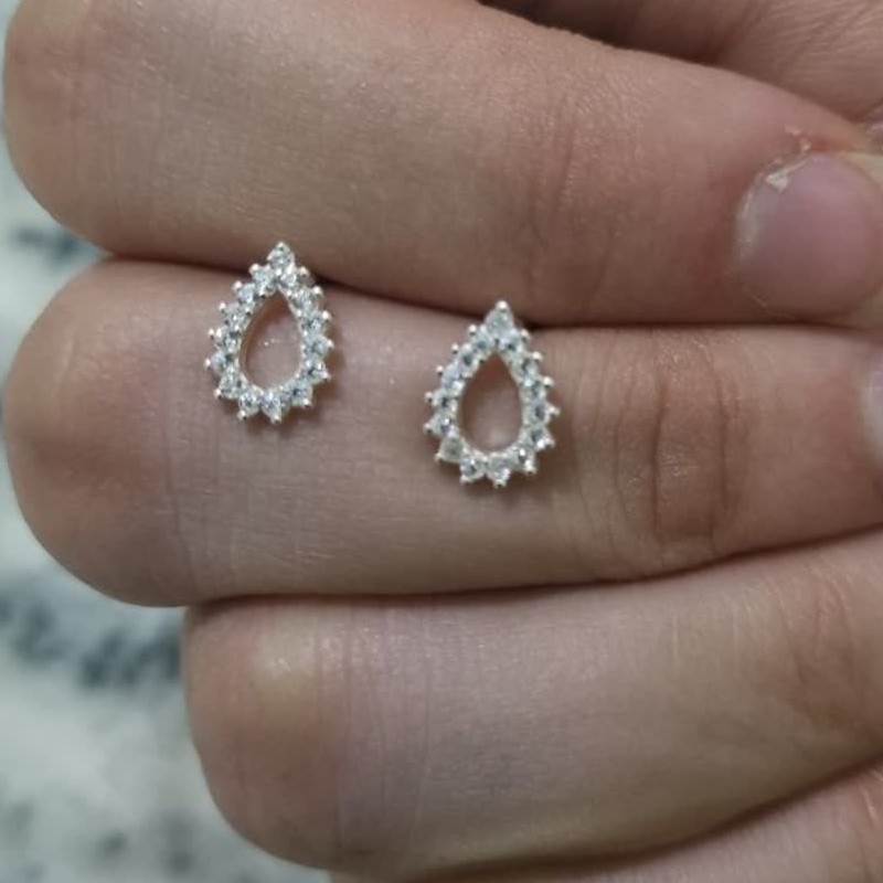 گوشواره نقره (عیار 925) عیارش روش حک شده با روکش رودیوم ، میخی ، نگین دار طول حدود یک سانتی متر دقیق نه میلی متر 