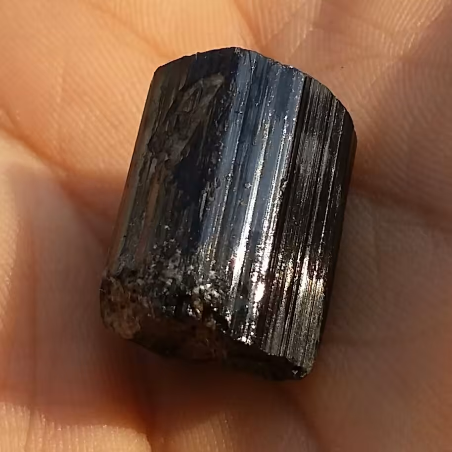 سنگ راف تورمالین شرول وارداتی ارزشمند شاهکار خلقت 100درصد طبیعی
مناسب جهت کلکسیون و ساخت نگین
خا ا ا اص زیبااا