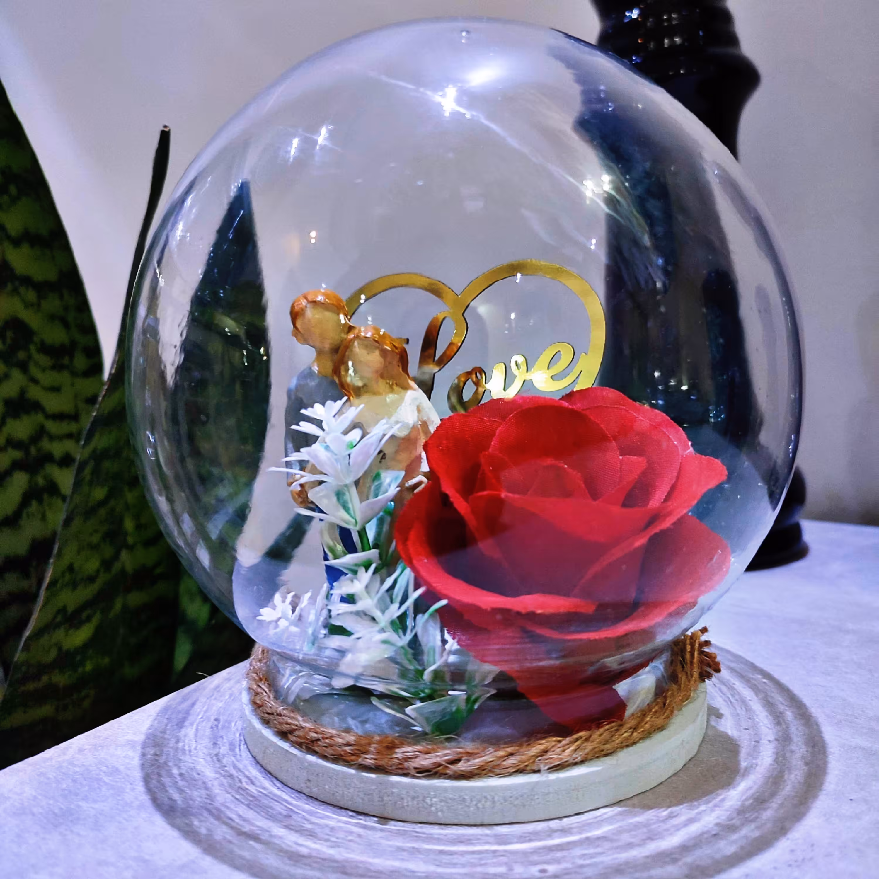 گوی شیشه ای مجسمه دار عاشقانه کادوی شیک و زیبا ارسال رایگان 