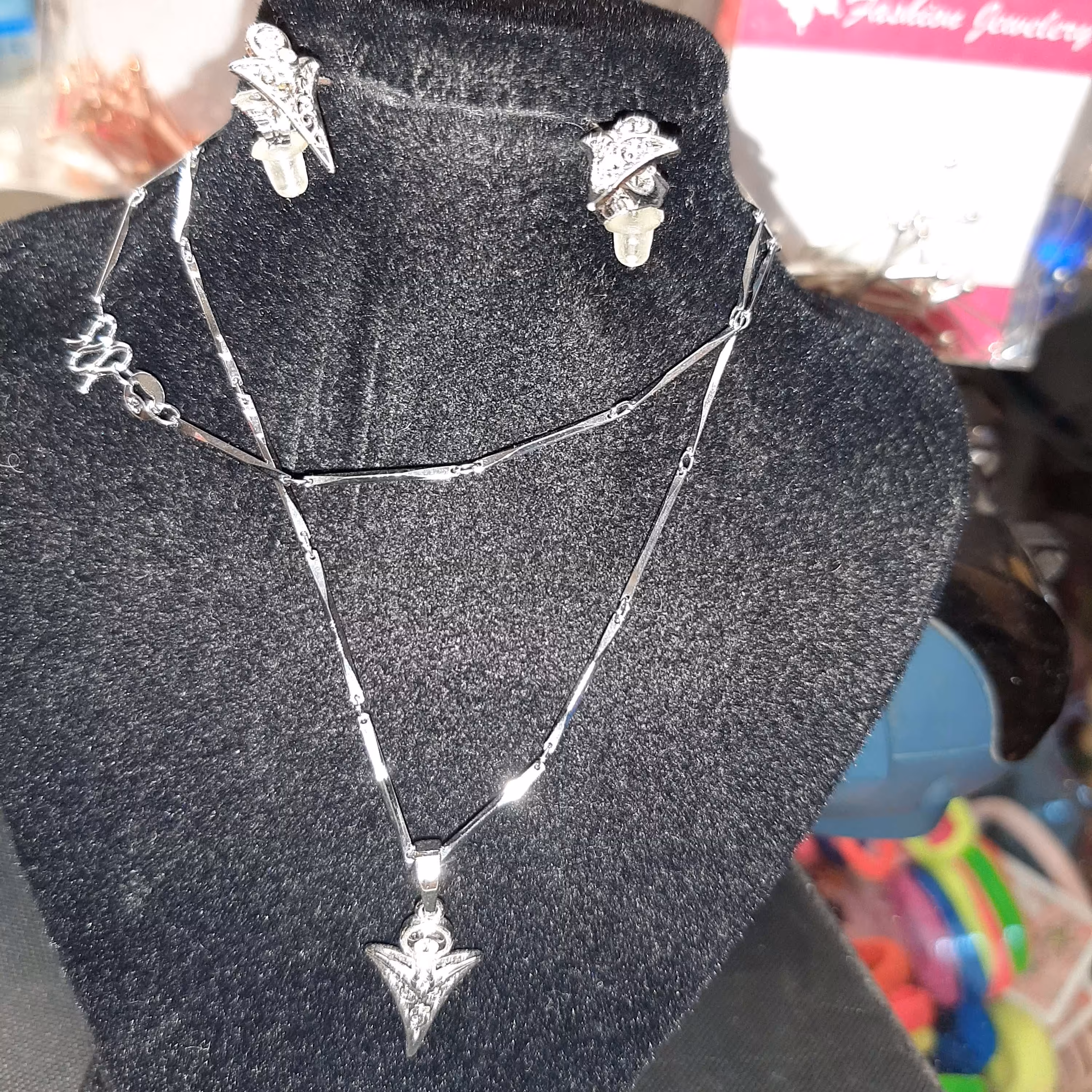 نیم ست استیل رنگ ثابت مدال گوشواره ویک عدد زنجیر ساده شیک وظریف