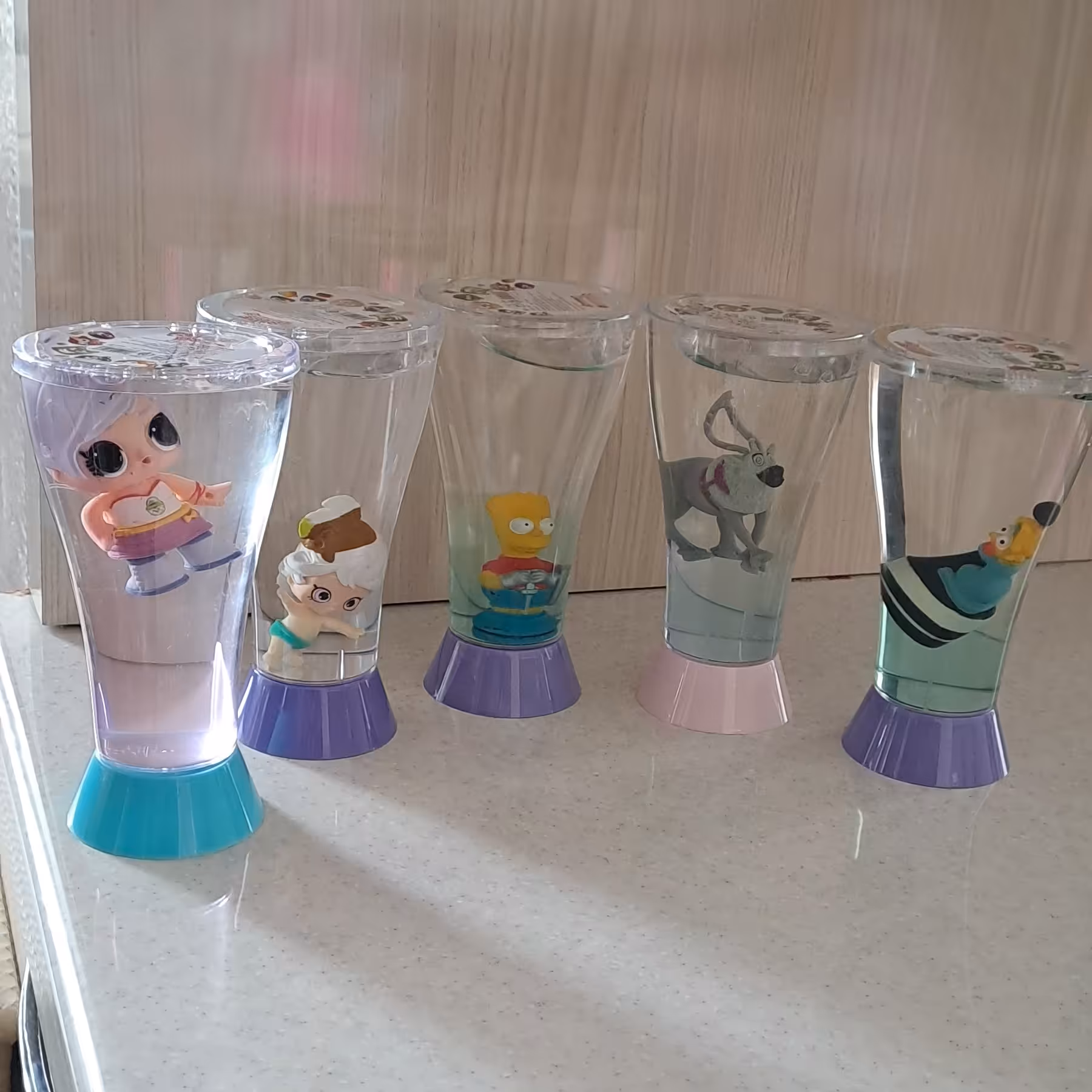 اسلایم آدامسی تنگی  شفاف دارای یک عدد عروسک  مناسبب رای  کودکان 3سال به بالا