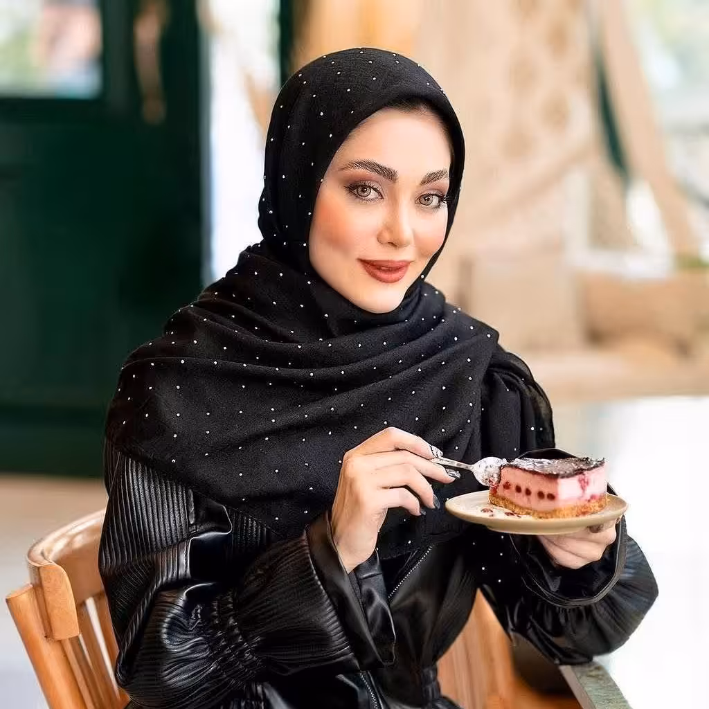 روسری زنانه مجلسی مشکی نگینی حریر کرپ قواره بزرگ