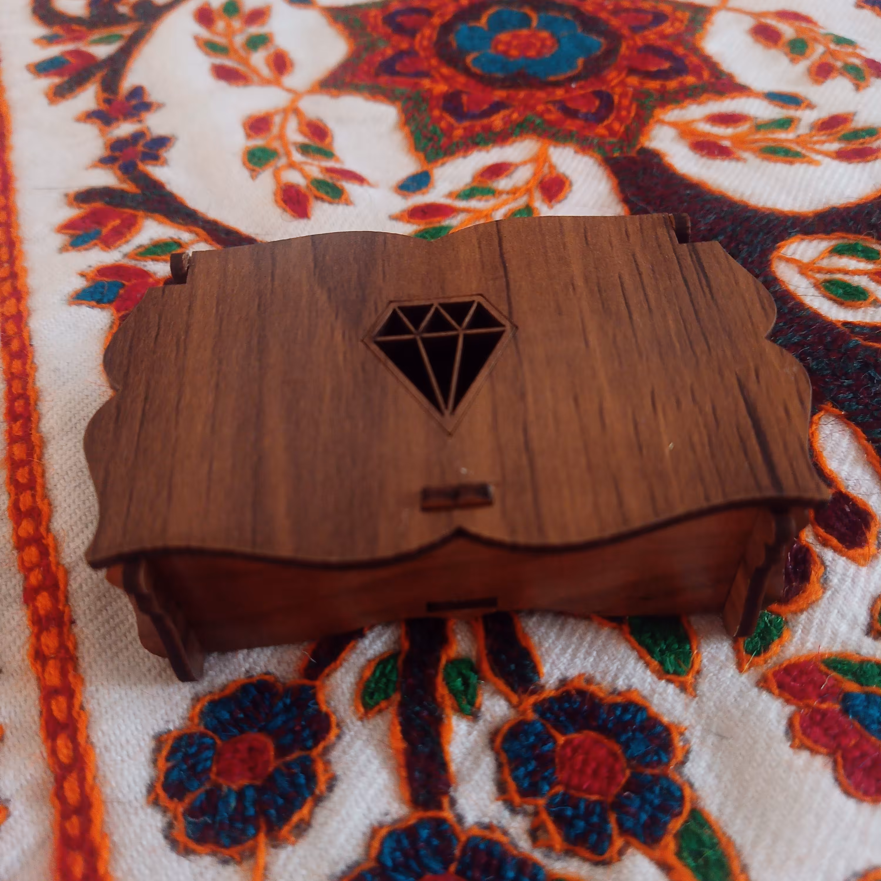 جعبه جواهرات چوبی طرح الماس و سلطنتی (مناسب انگشتر  ست حلقه و  گوشواره )(ارسال پس کرایه)