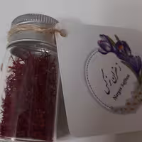زعفران نرگس، ارایه دهنده زعفران با ظرف شیشه ای  کیفیت عالی، رنگ، عطر و طعم بی نظیر