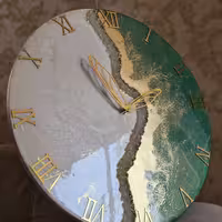 ساعت دیواری رزینی قطر 60  ترکیب  رنگ شیری سبز و ورق طلا با موتور آرامگرد و عقربه استیل 