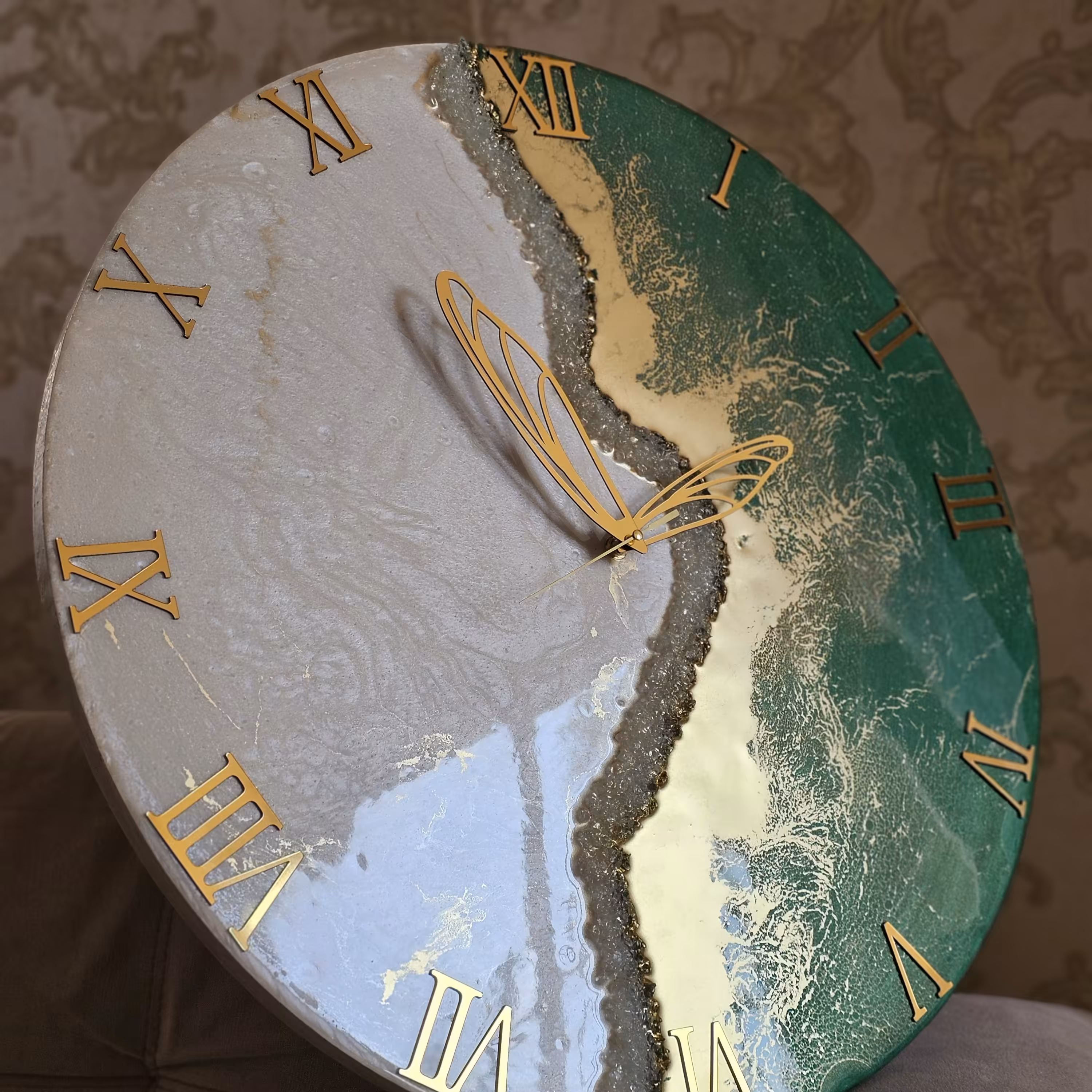 ساعت دیواری رزینی قطر 60  ترکیب  رنگ شیری سبز و ورق طلا با موتور آرامگرد و عقربه استیل 