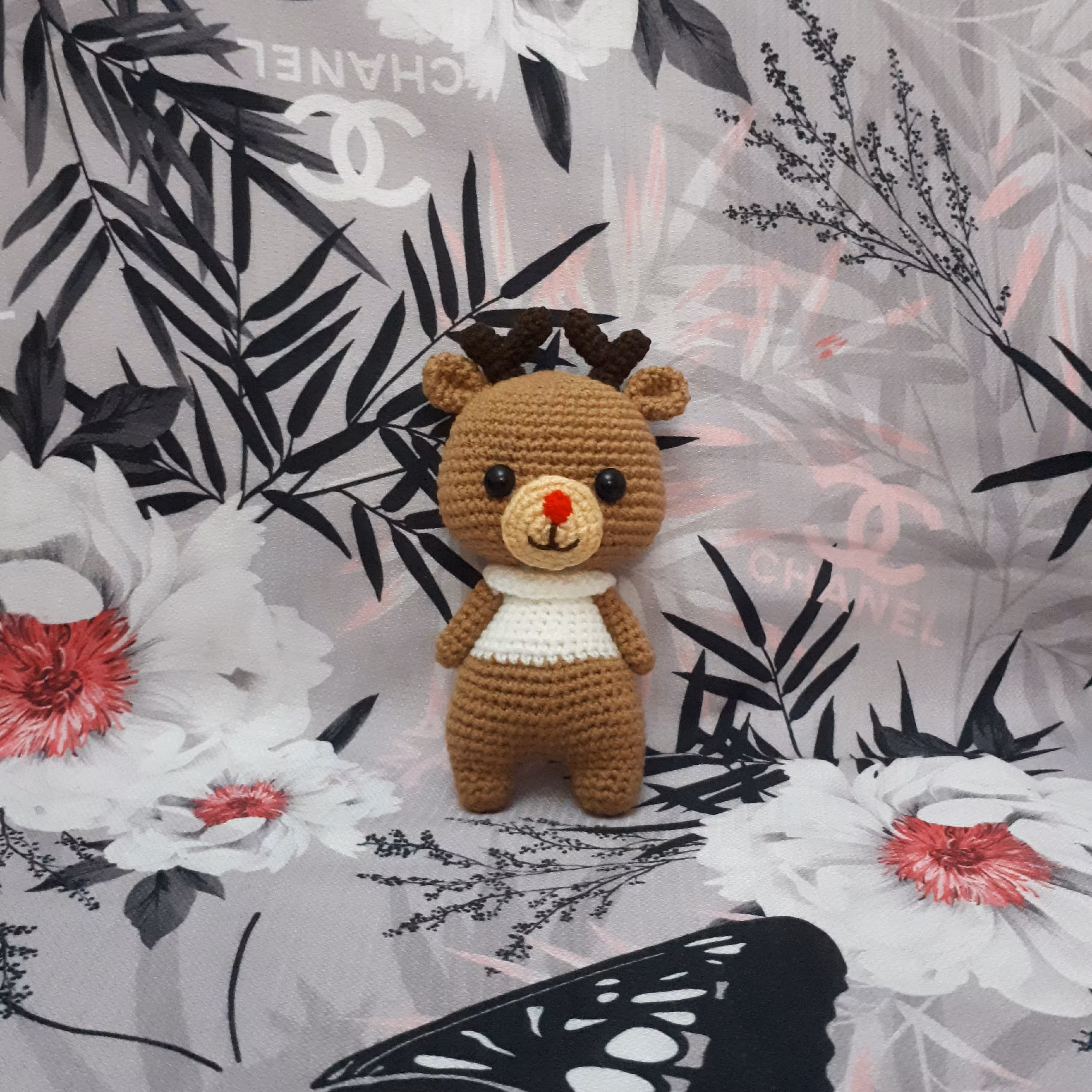 عروسک بافتنی (گوزن) (قد حدودا 15 سانت)