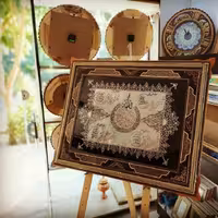 تابلو قلمزنی مسی آیه الکرسی وچهارقل و دور اسلیمی با قاب خاتم صلیبی گوشه دار چوب گردو دور سایز 77در96سانتی متر